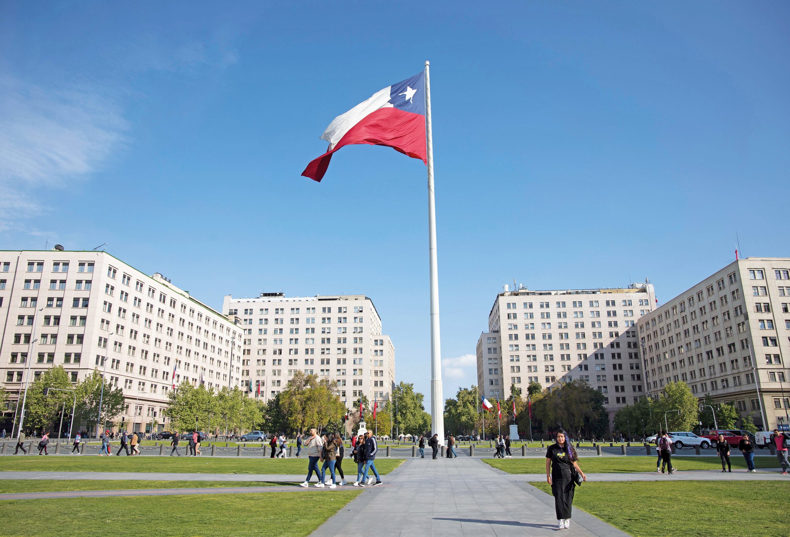 A metros del Palacio de la Moneda, en pleno casco histórico, flamea la bandera chilena.