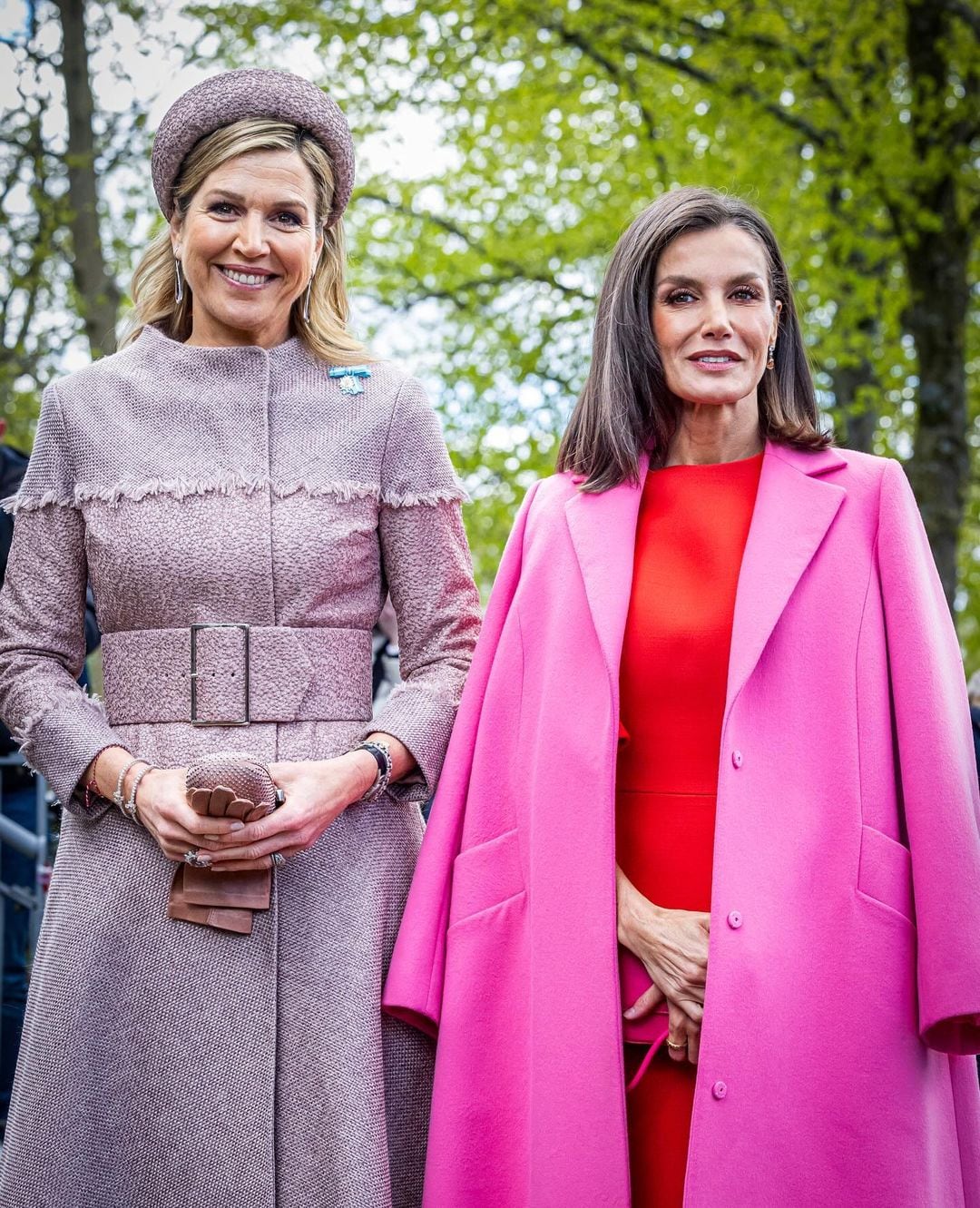 Para realizar un par de visitas junto a la reina Letizia, la reina de los Países Bajos usó un elegante abrigo color rosa (Foto: Instagram @patrickvkatwijk)