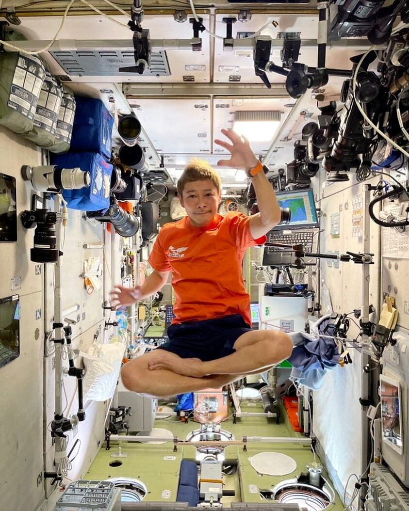 Yusaku Maezawa dentro de la Estación Espacial Internacional. Foto: Instagram @yusaku2020