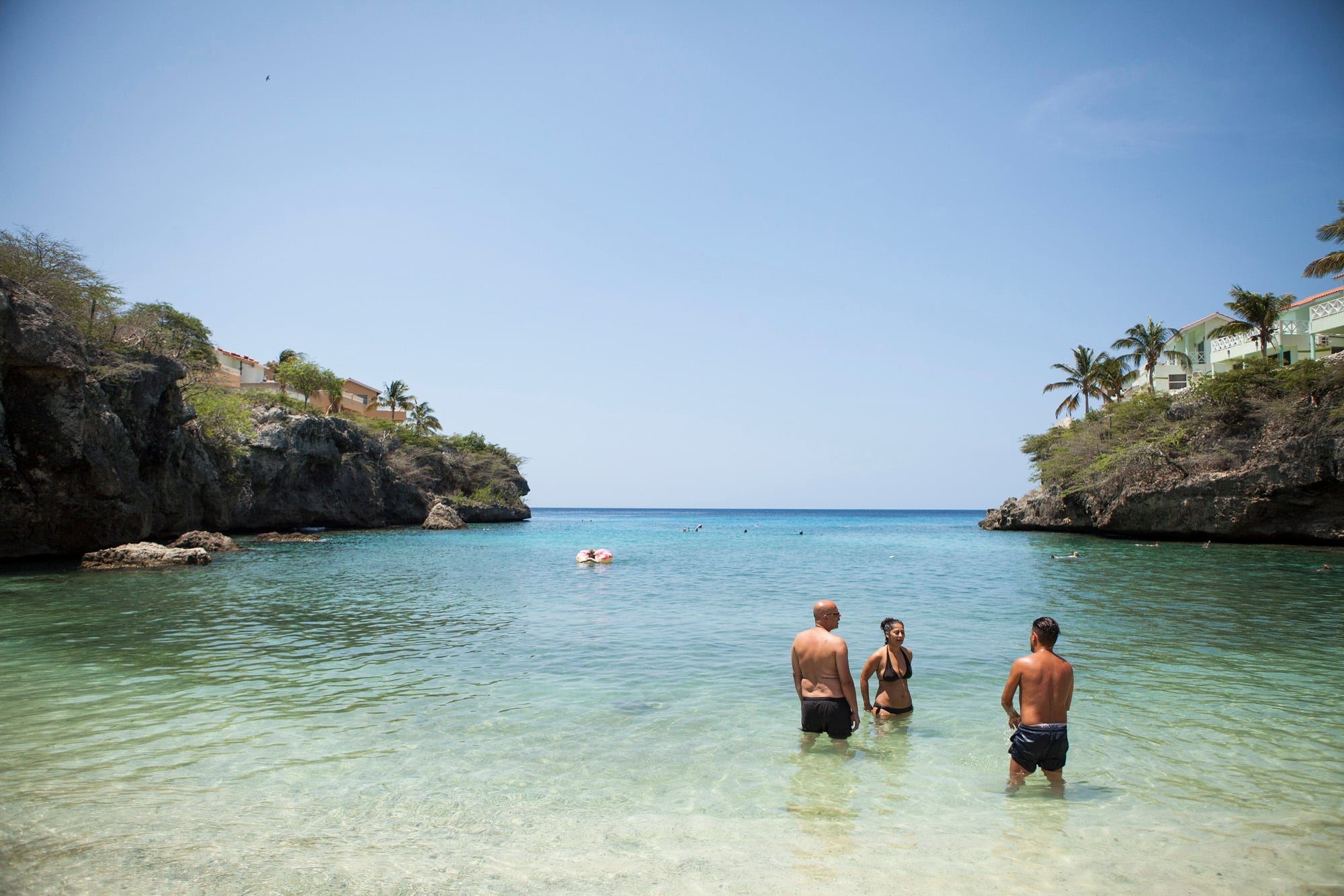 Las tranquilas aguas de Lagún, pequeña playa entre acantilados.