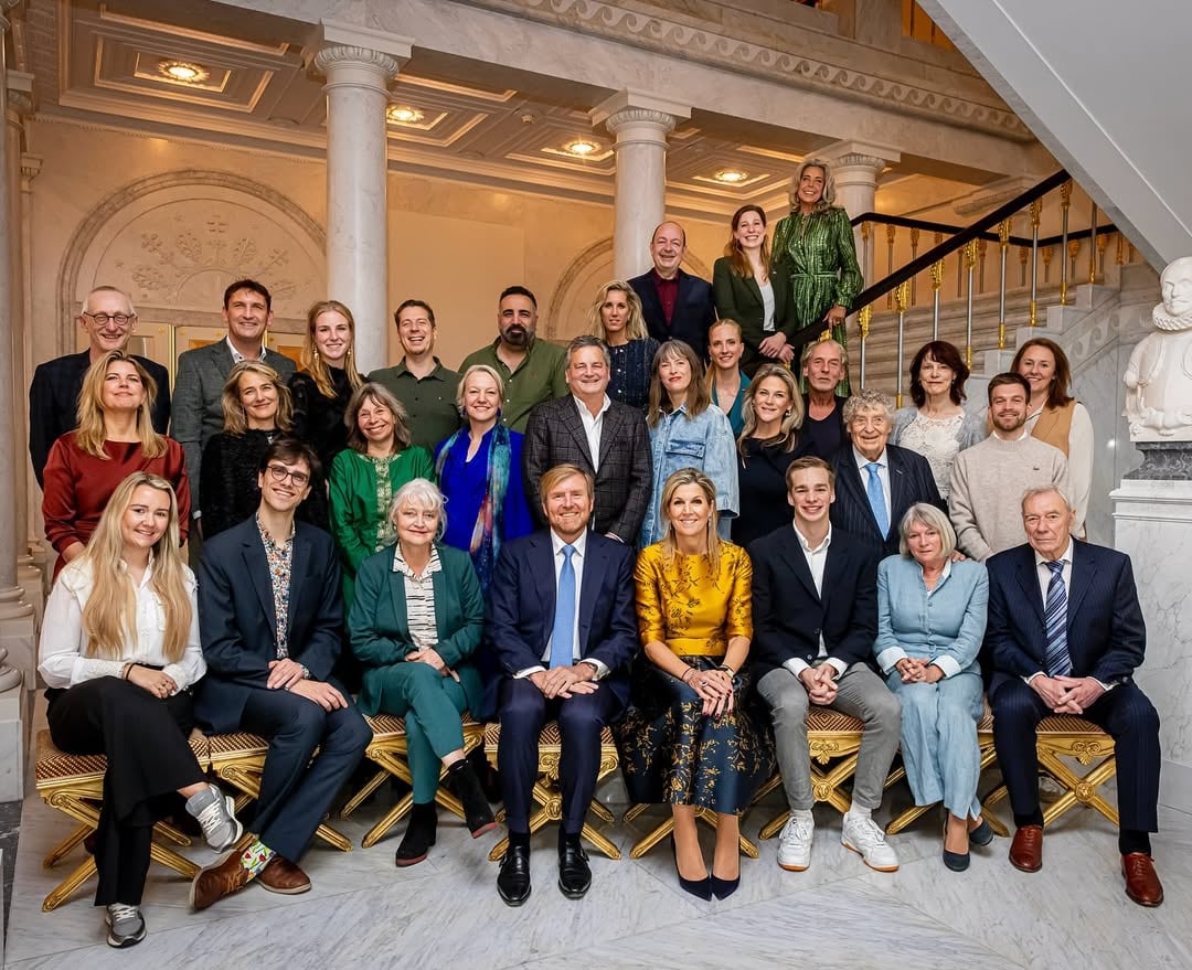 El 27 de noviembre el rey Guillermo Alejandro y la reina Máxima organizaron un almuerzo en el Palacio Noordeinde y la argentina se lució con un conjunto de blusa y pollera (Foto: Instagram @koninklijkhuis)