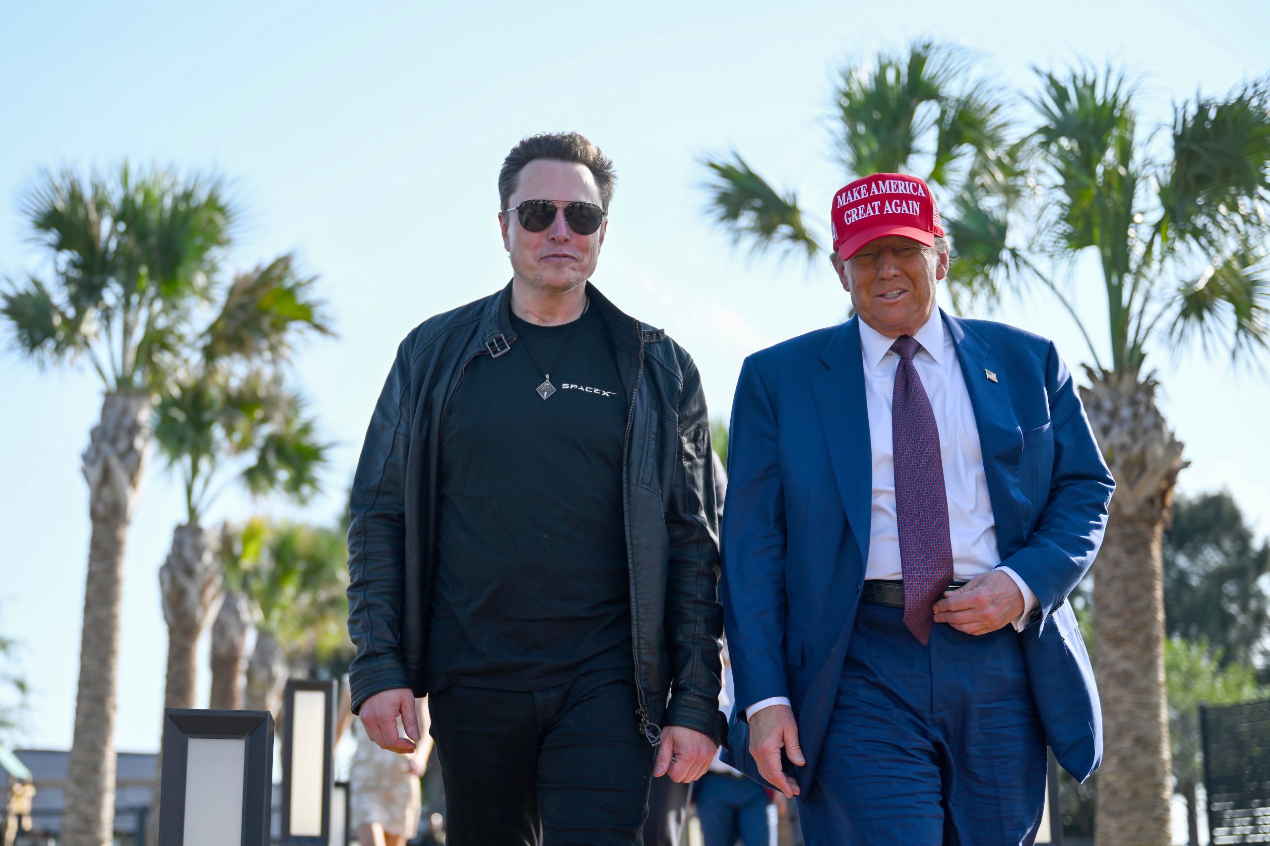 El presidente electo Donald Trump y el multimillonario Elon Musk antes del lanzamiento del cohete Starship de SpaceX  en Boca Chica, Texas, el 19 de noviembre del 2024.   (Brandon Bell/Pool via AP)