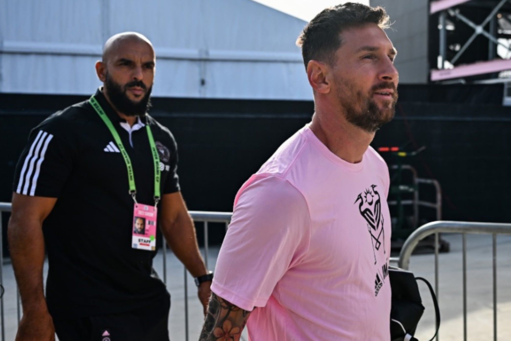 Yassine Cheuko es el guardaespaldas de Lionel Messi