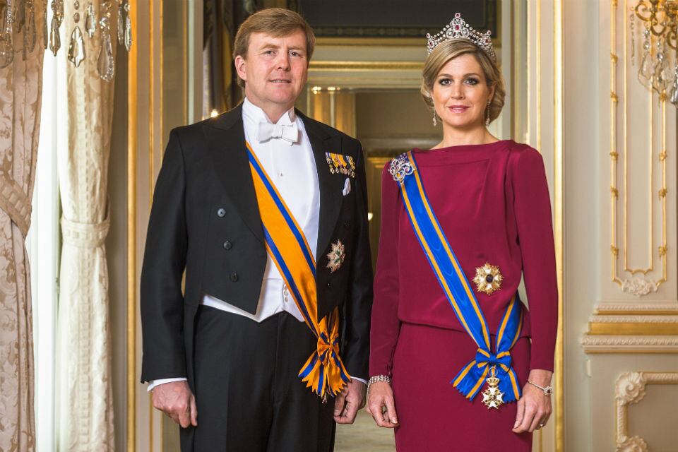 La reina usó el mismo vestido el 30 de abril de 2013 para la primera foto oficial como reina consorte de los Países Bajos 