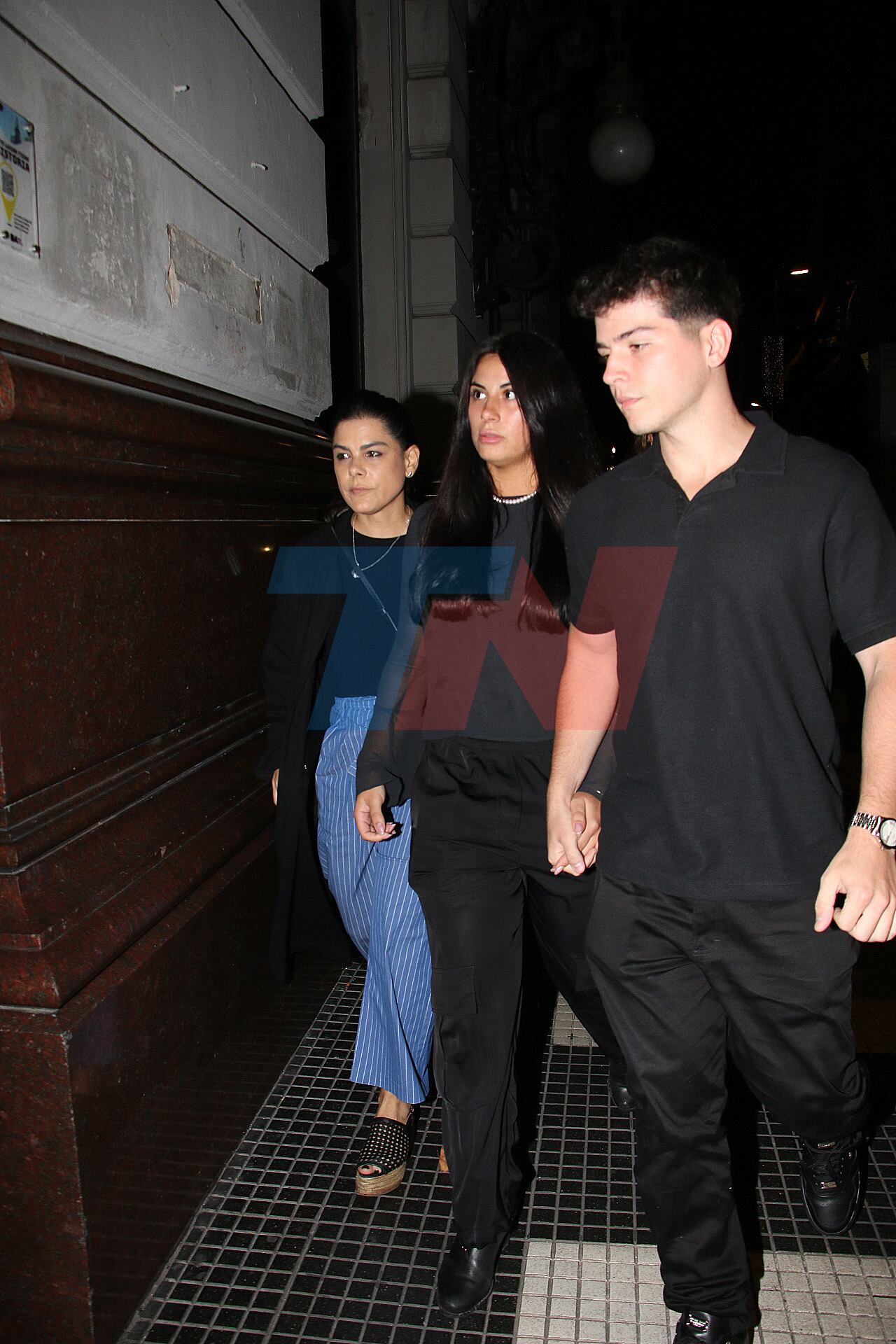 Sara Stewart Brown, exesposa de Jorge Lanata, junto a su hija Lola Lanata, en el velatorio del periodista. (Foto: Movilpress)