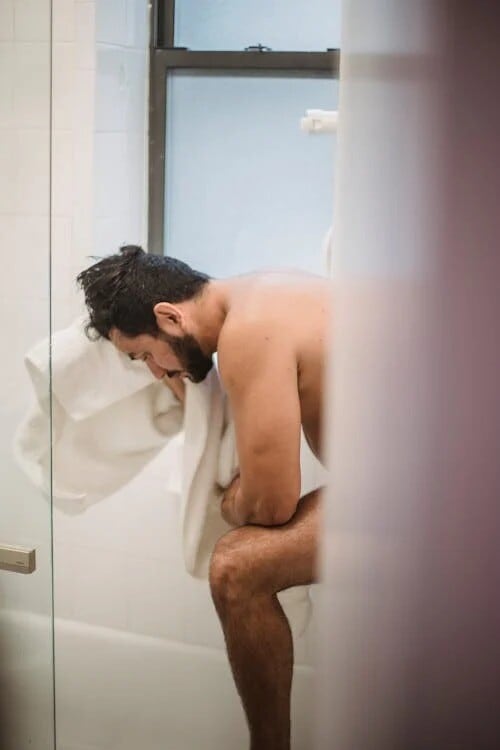 Tener que ir al baño varias veces durante la noche puede ser motivo de una consulta médica. Foto: Pexels.