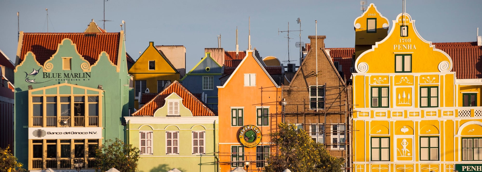 Vista de las casas holandesas de Punda, a orillas de la bahía.