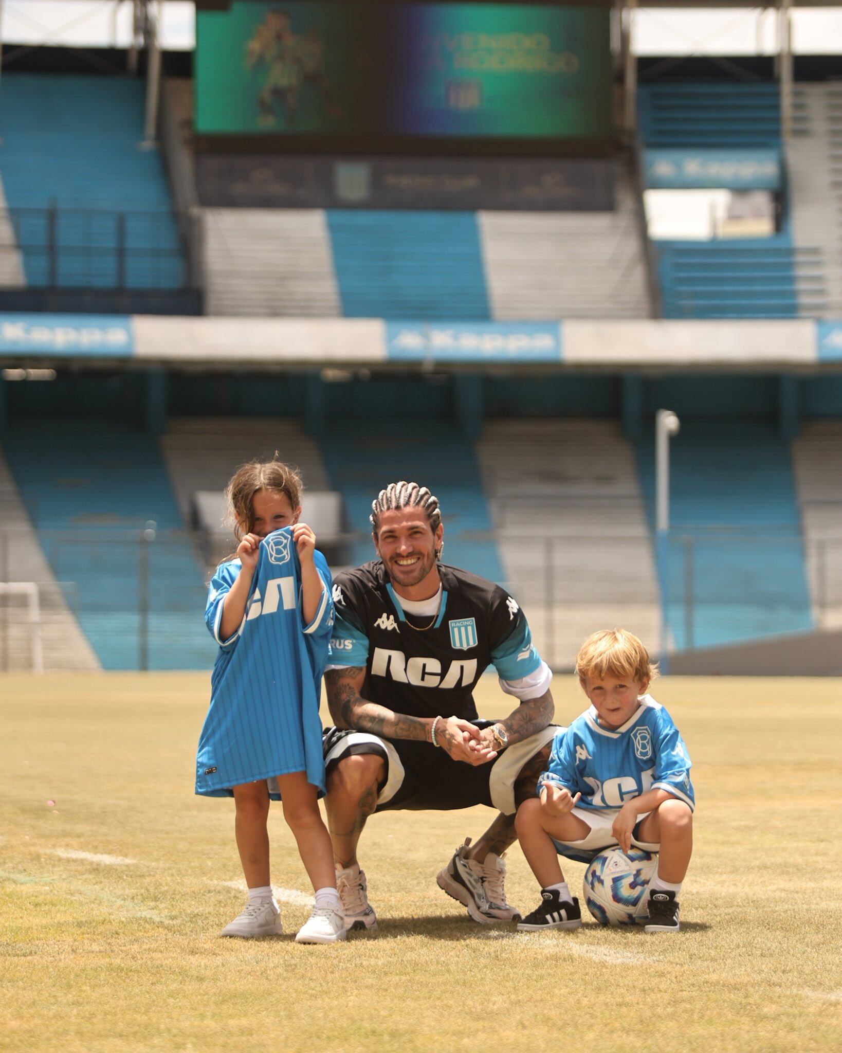 Rodrigo De Paul posó junto a sus hijos en la cancha de Racing (Foto: X/@RacingClub)