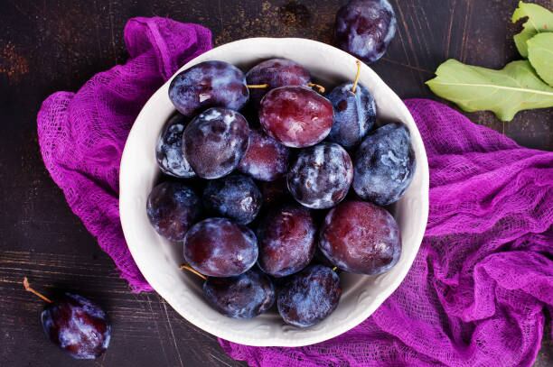 Las ciruelas, alimento superpoderoso cuando se trata del cuidado de la salud intestinal (Foto: iStock)