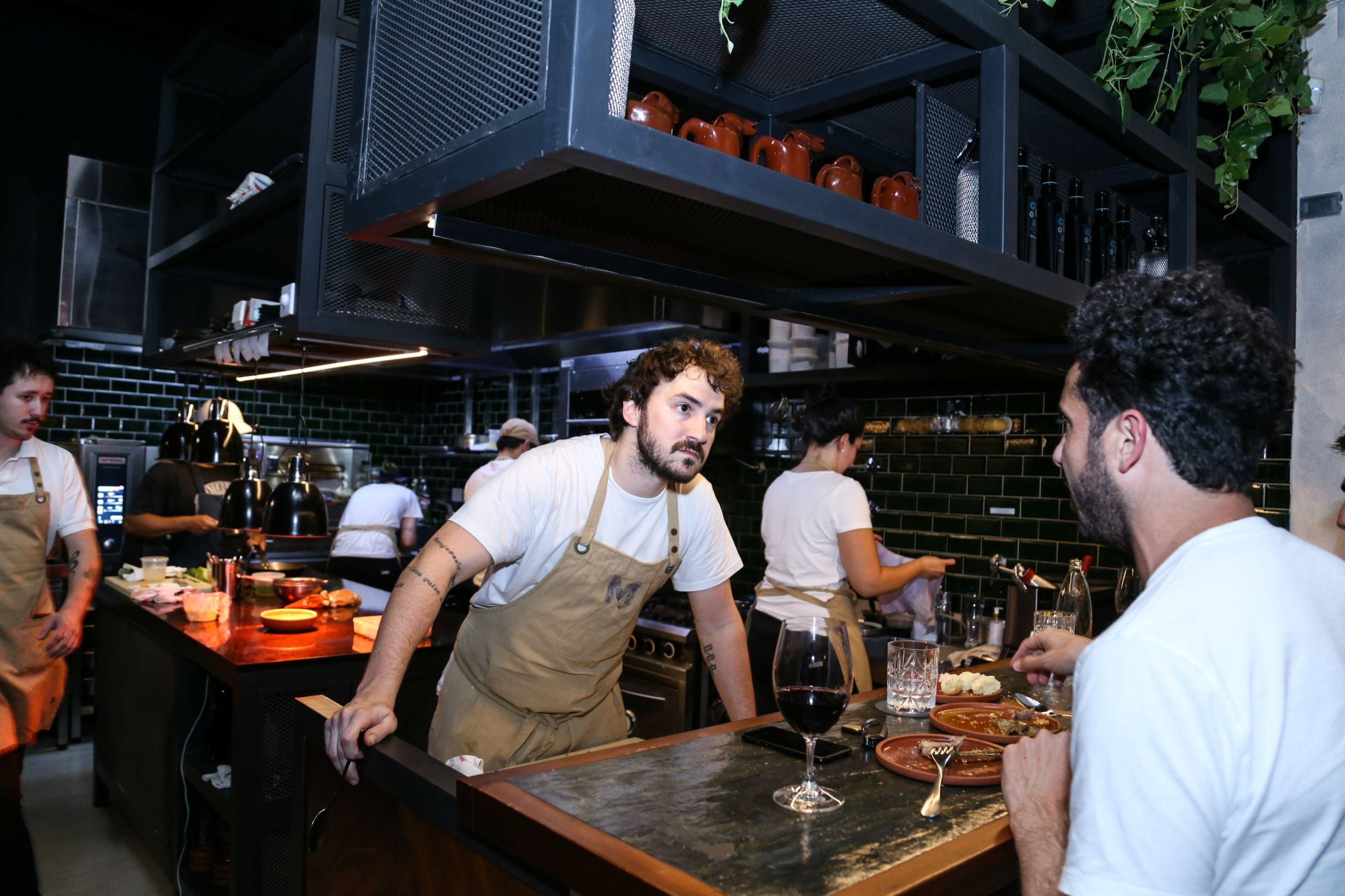 La cocina a la vista es uno de los sellos del lugar