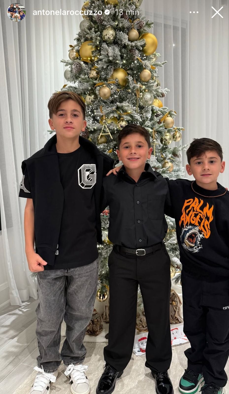 Thiago, Mateo y Ciro posaron delante del arbolito de Navidad para Antonela Roccuzzo. (Foto: Instagram/@antonelaroccuzzo)