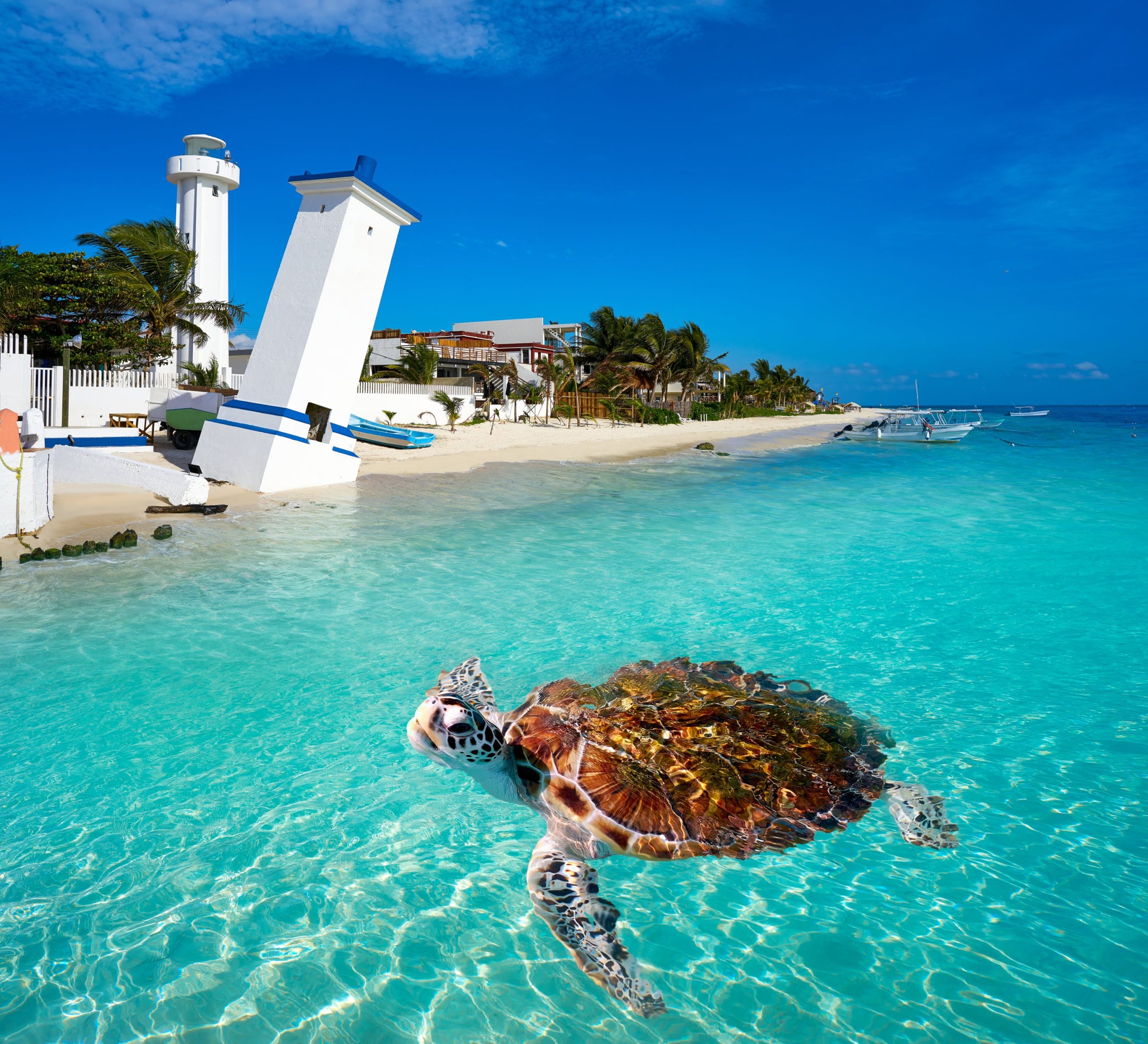 Puerto Morelos, con su tradicional faro inclinado por un huracán