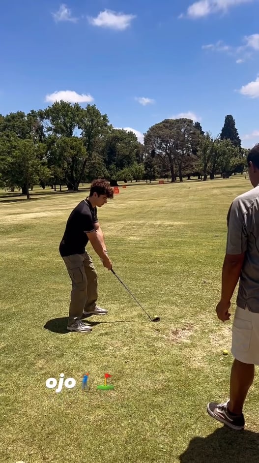 Franco Colapinto jugó al golf en su llegada la Argentina (Foto: Instagram @francolapinto)