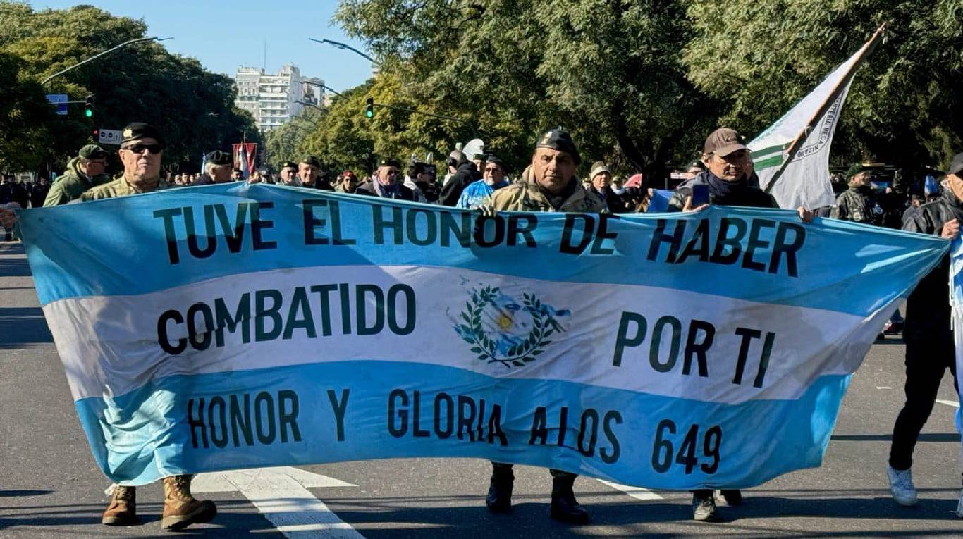 Más de 1000 excombatientes de Malvinas participaron en un desfile homenaje a los caídos en la guerra. (Foto: prensa Presidencia)