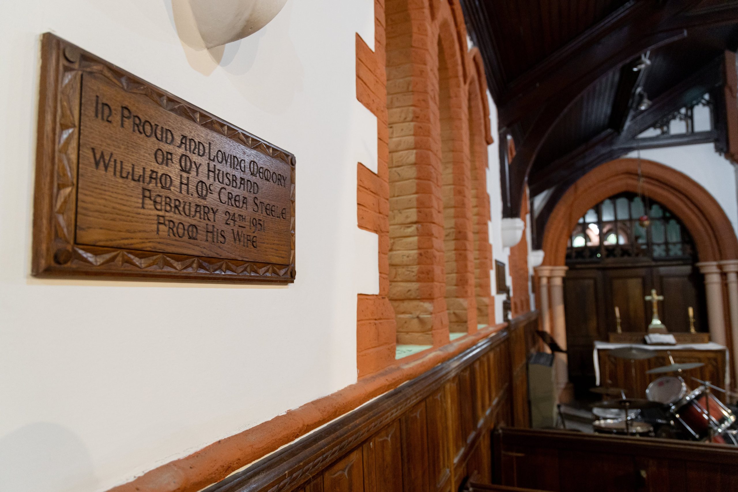 Una placa tallada en madera