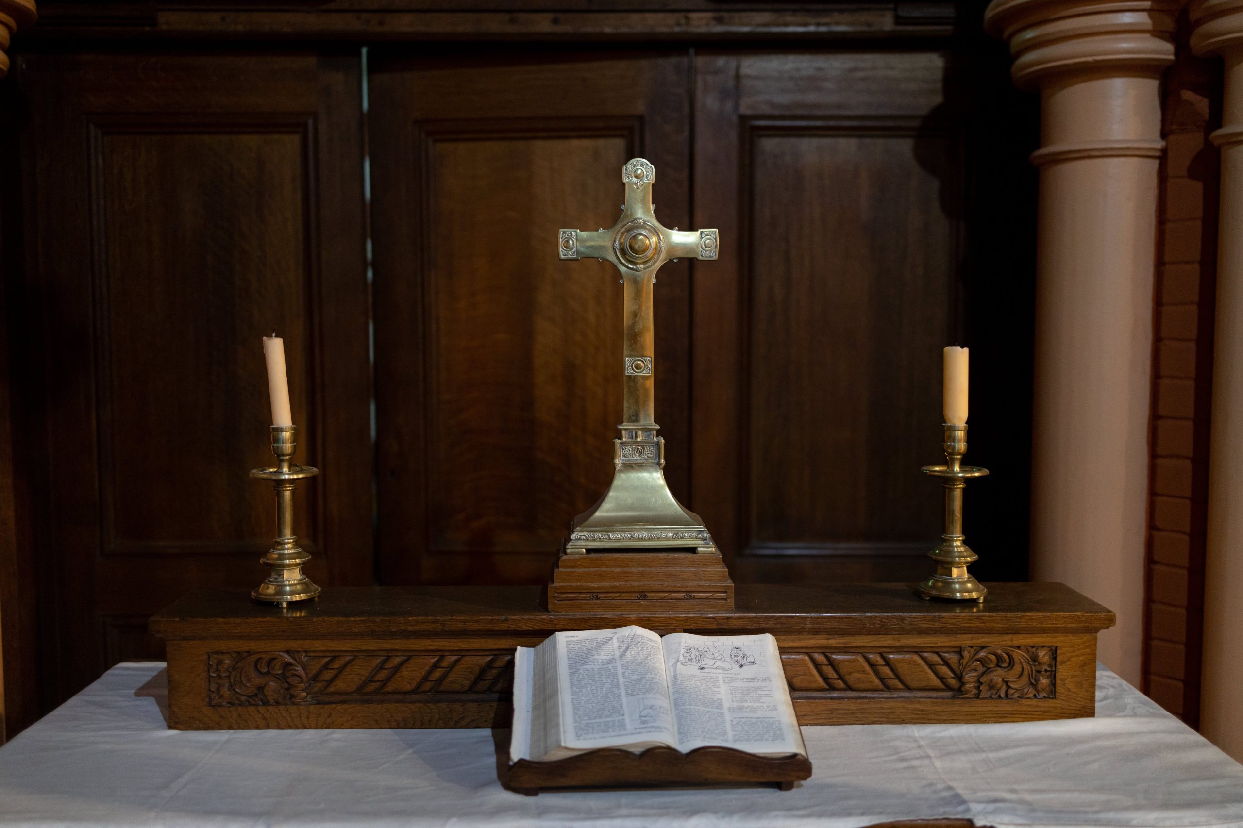 El altar de la iglesia