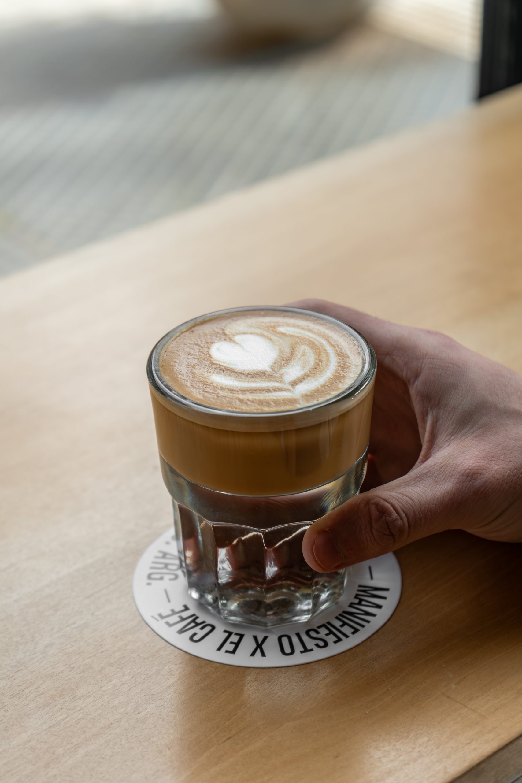 La especialidad es el café, pero ofrecen un menú que va desde el desayuno a la tarde.