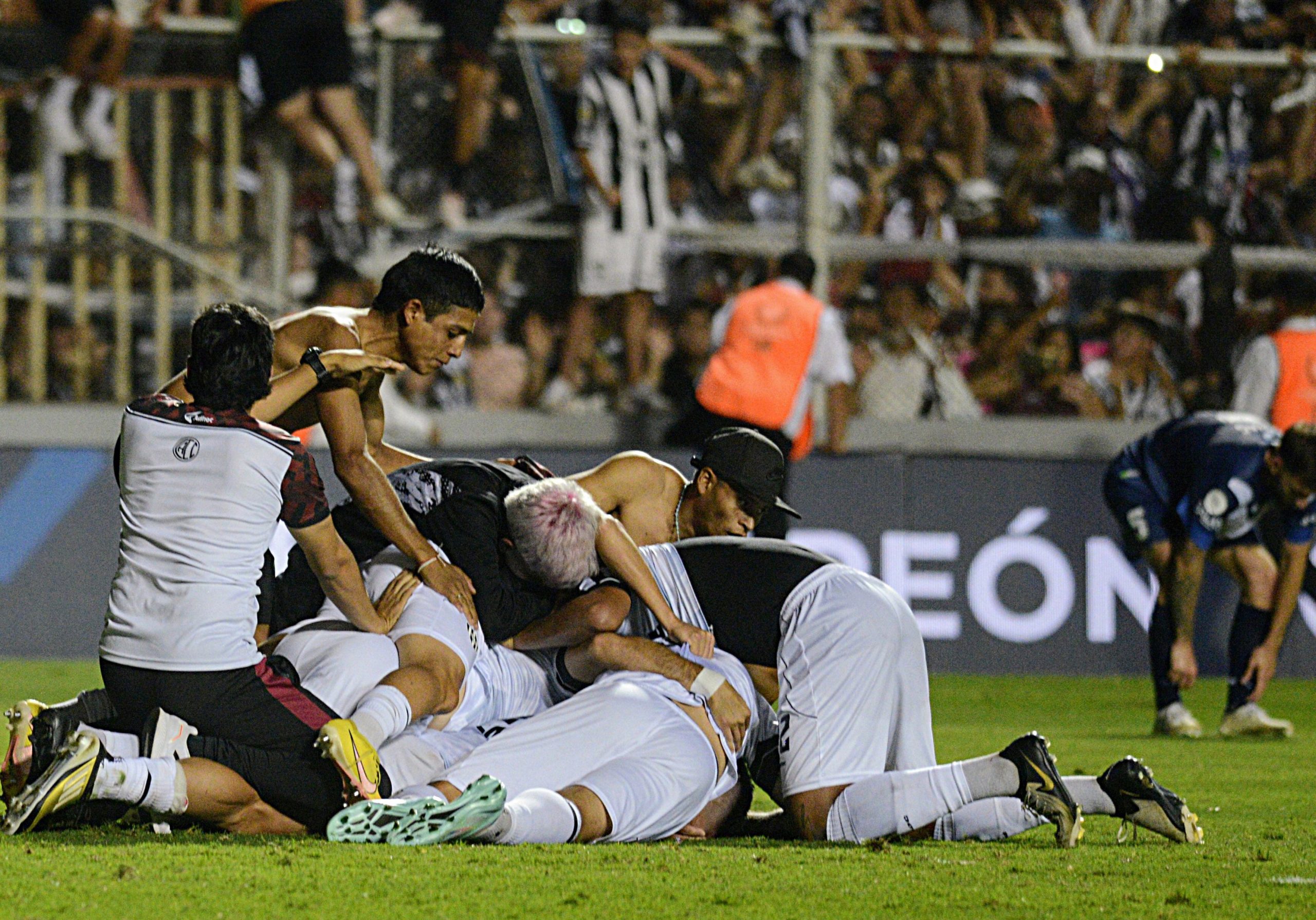 El Ferroviario consiguió el primer título de su historia en la máxima categoría del fútbol argentino. (Foto: Fotobaires)