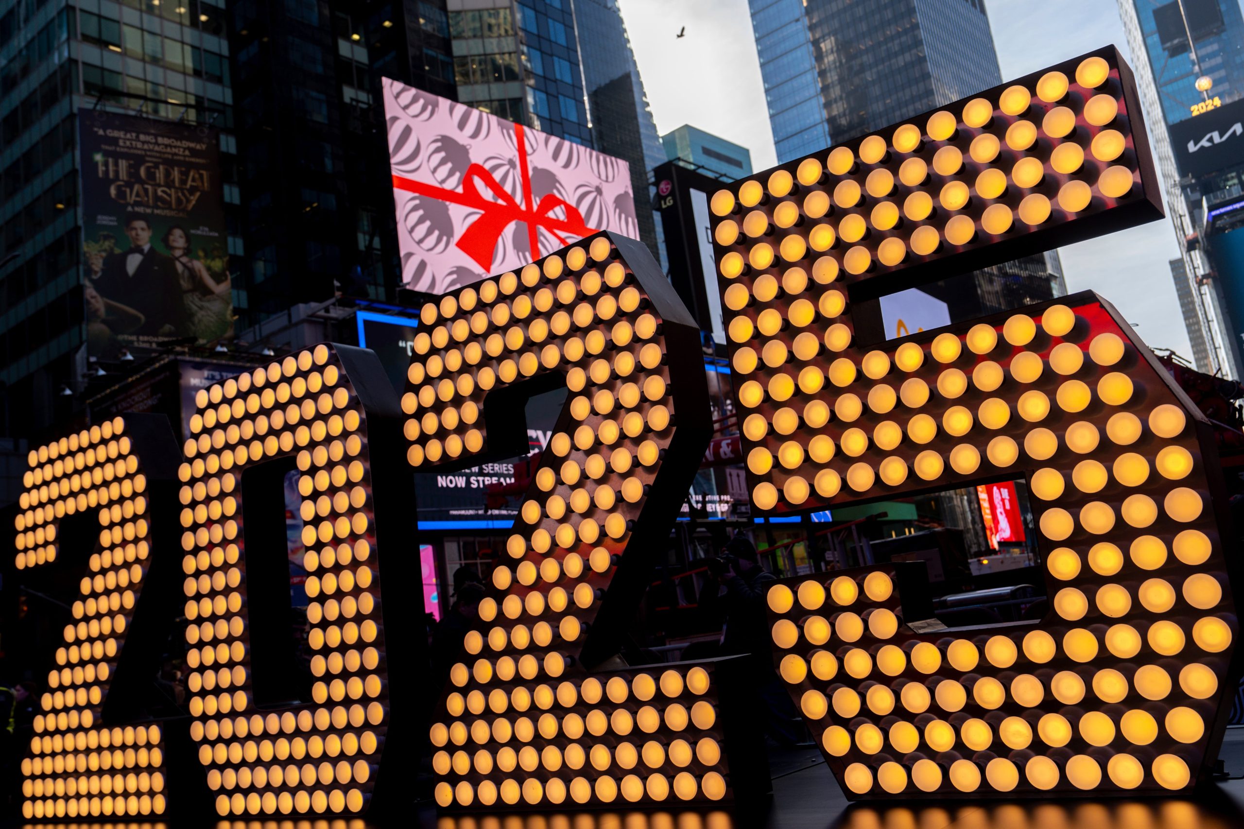 ARCHIVO - Los letreros luminosos del año 2025 para la fiesta de fin de año de 2024 se ven expuestos en Times Square, Nueva York, el 18 de diciembre de 2024. (AP Foto/Julia Demaree Nikhinson, Archivo)