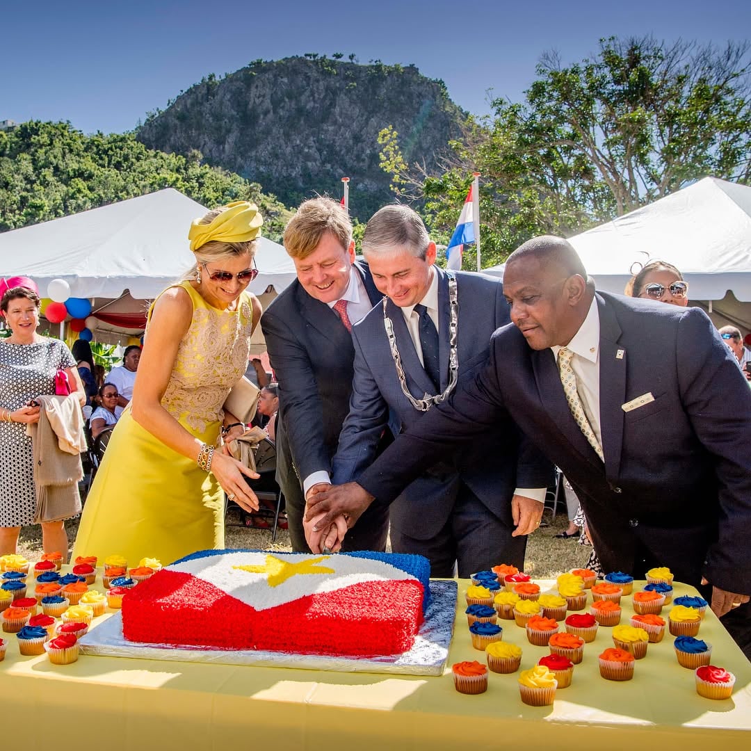 La reina usó el mismo vestido amarillo el 1 de diciembre de 2017 durante su visita a la Isla de Saba (Foto: Instagram @koninklijkhuis)