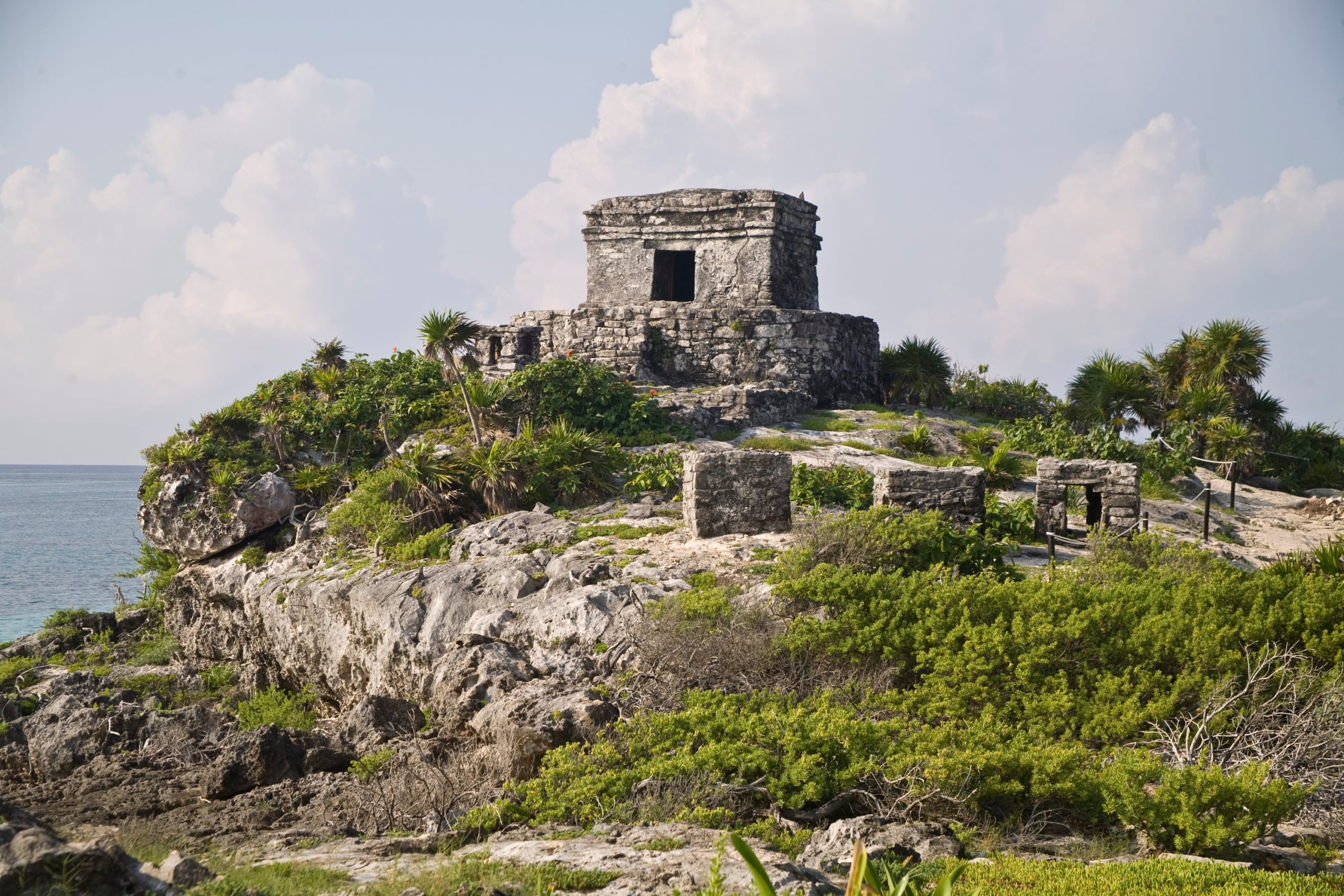 Las ruinas de Tulum, en lo alto de un acantilado, con vista al mar