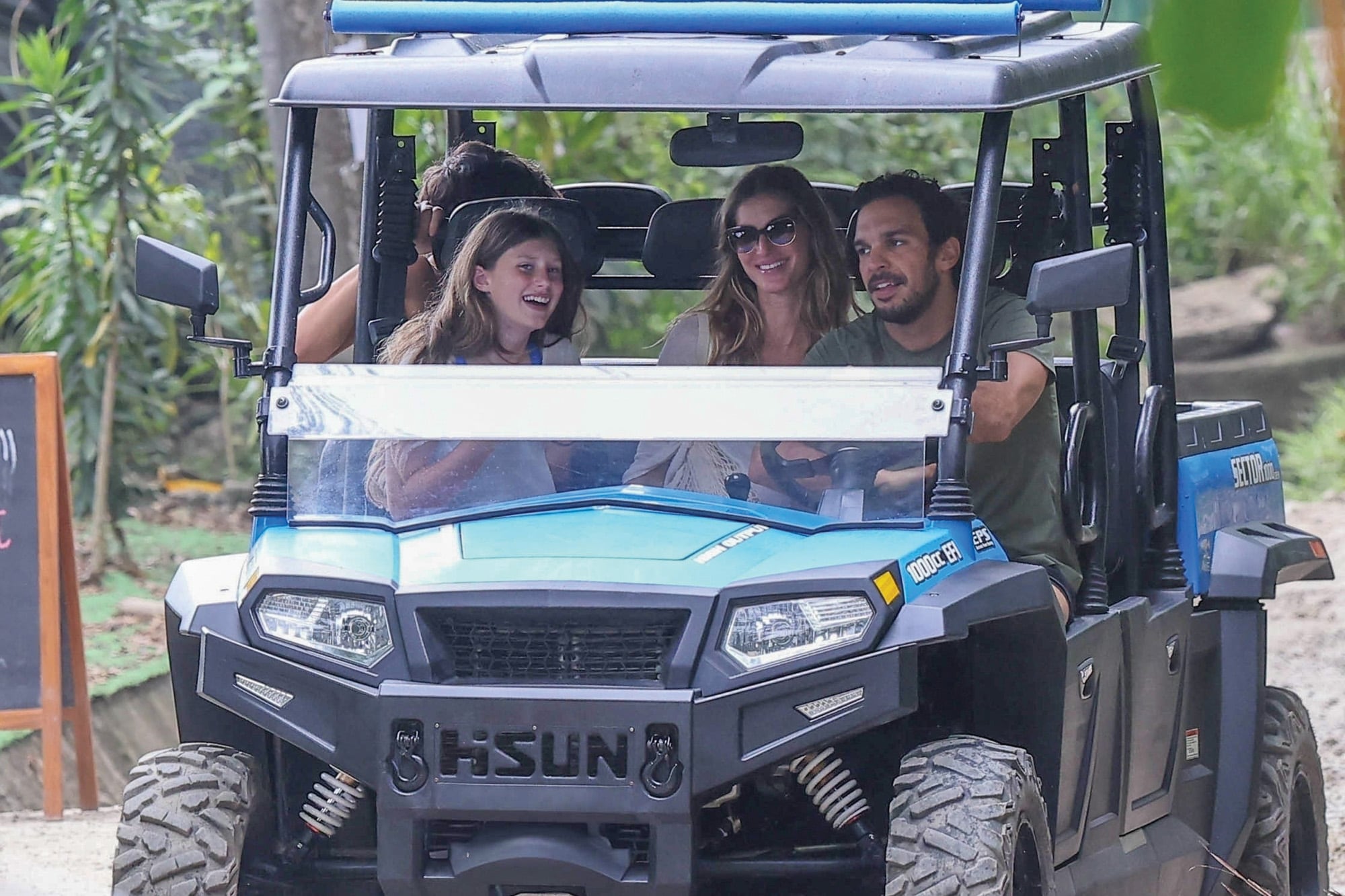 Joaquim al volante, con Vivian Lake Brady de copiloto. Atrás, Gisele y Benjamin. El nuevo novio de la brasileña se lleva muy bien con los hijos de ella.