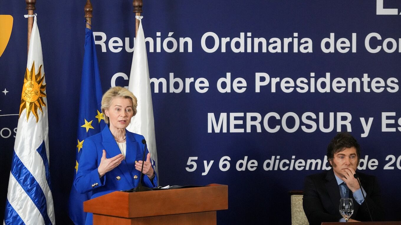 Tras el acuerdo de comercio entre el bloque europeo y el sudamericano, la presidenta de la Comisión Europea,  Ursula von der Leyen, da su discurso ante la mirada del mandatario argentino, Javier Milei. (Foto: Mariana Greif/Reuters).