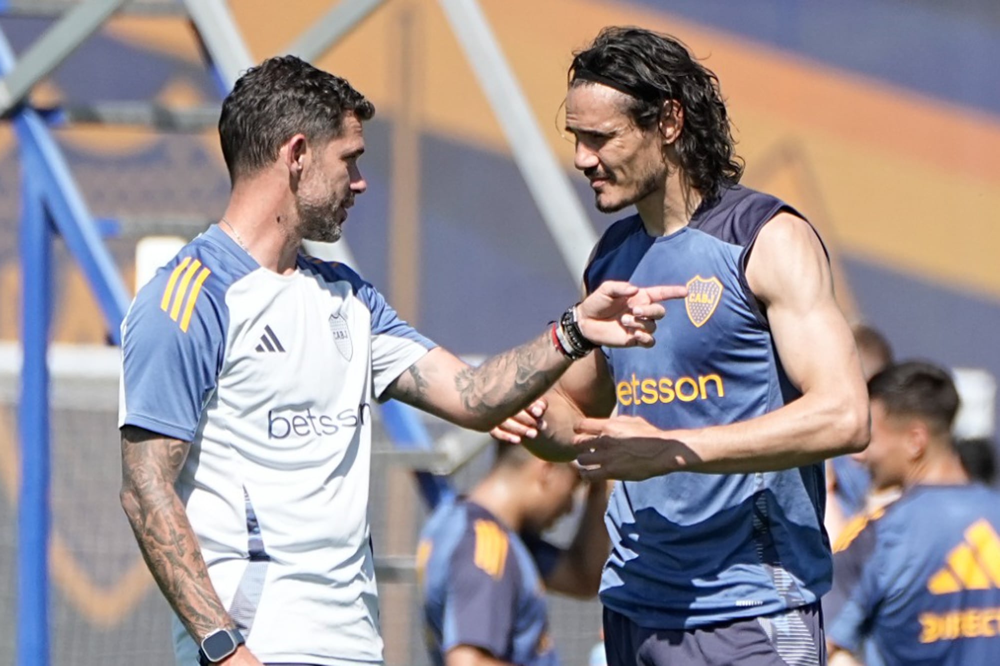 Gago y Cavani, durante una práctica de Boca