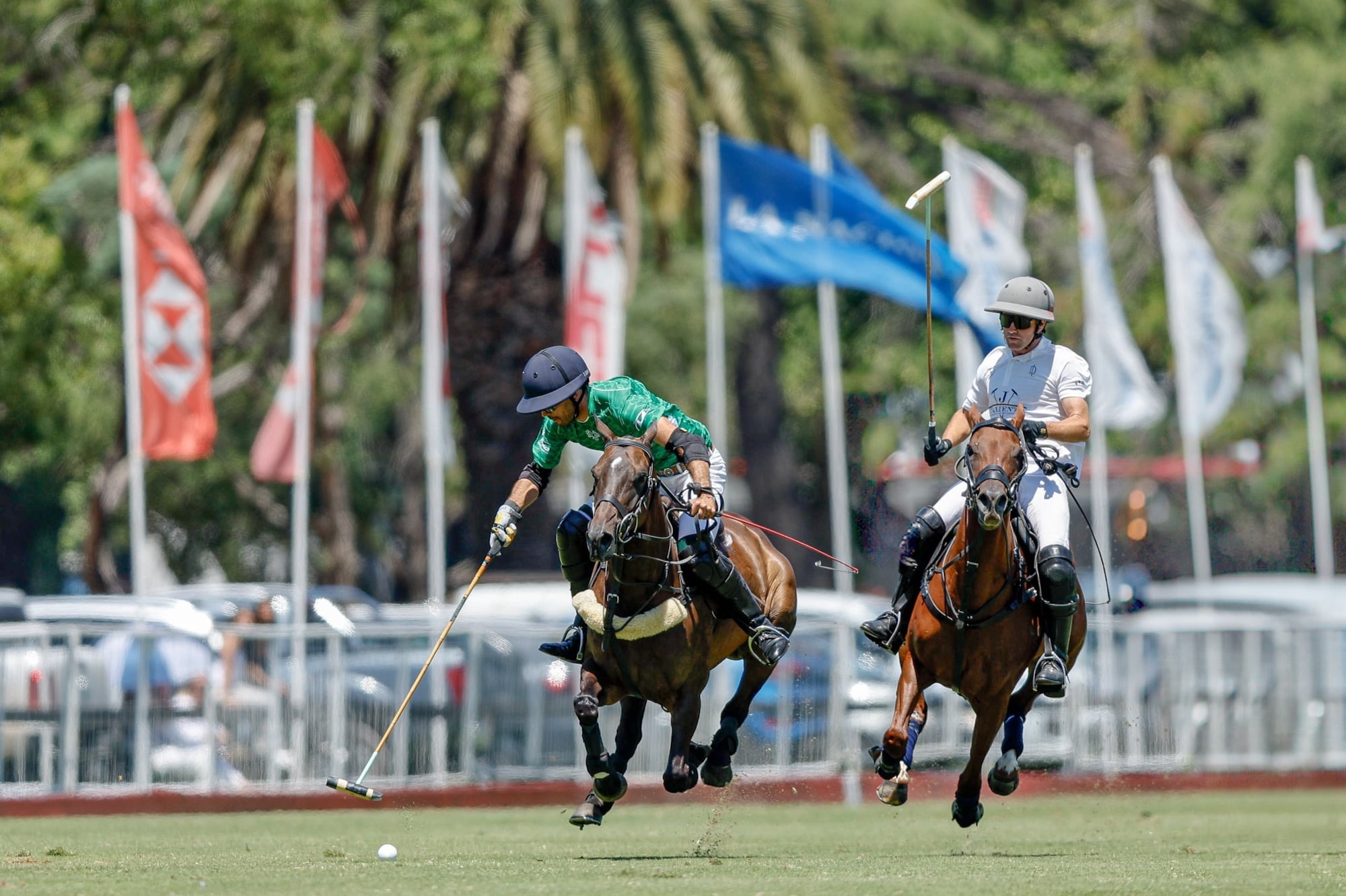 Facundo Sola e Isidro Strada fueron protagonistas del reciente repechaje por un lugar en la Triple Corona; el cordobés cambió de cuareto y estará en uno de 32 goles, y el back puede permanecer en un segundo conjunto de La Dolfina, que sería de 31 pero está pendiente de confirmación.