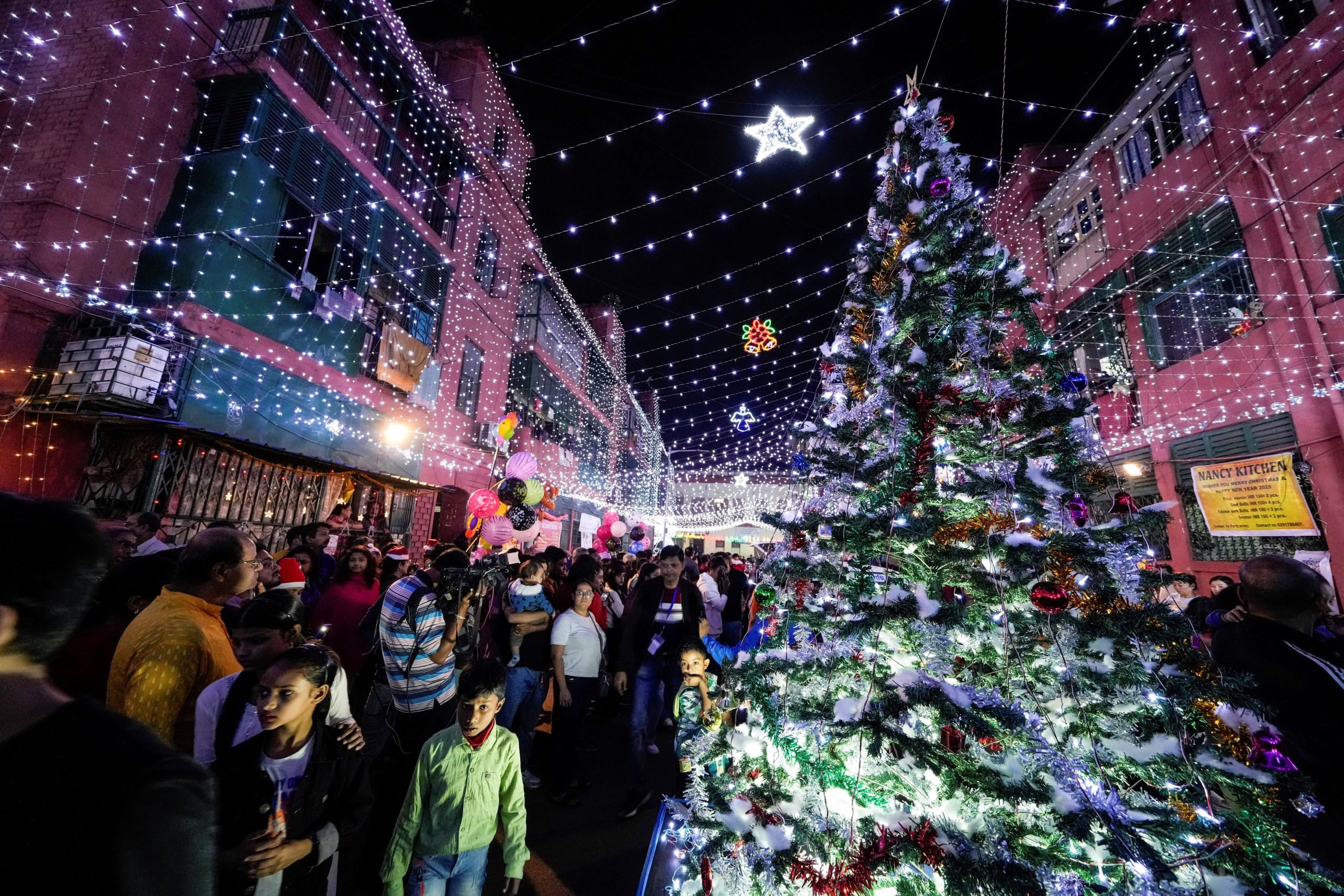 Una calle de Bow Barrack en India decorada a horas de la Navidad. (Foto: AP/Bikas Das)