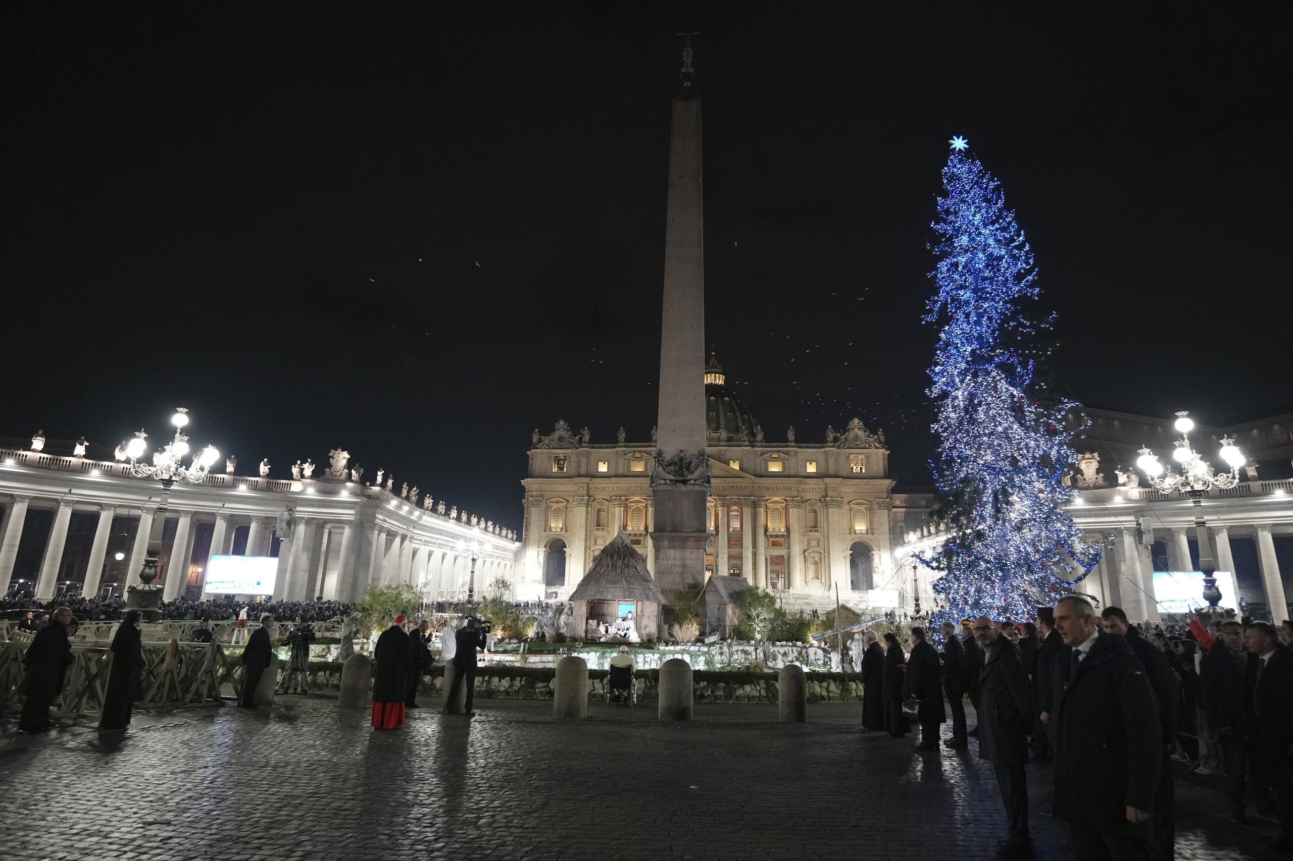 El papa Francisco se detiene para orar un momento frente al pesebre que adorna la Plaza de San Pedro en el Vaticano, el martes 31 de diciembre de 2024