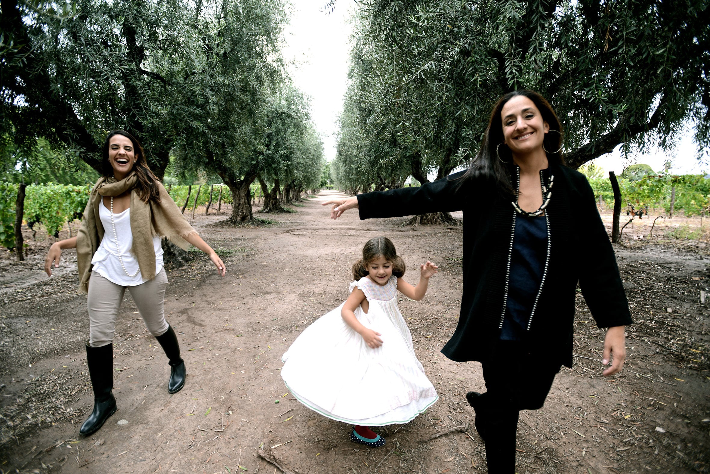 Las hermanas hoy, en su terruño.