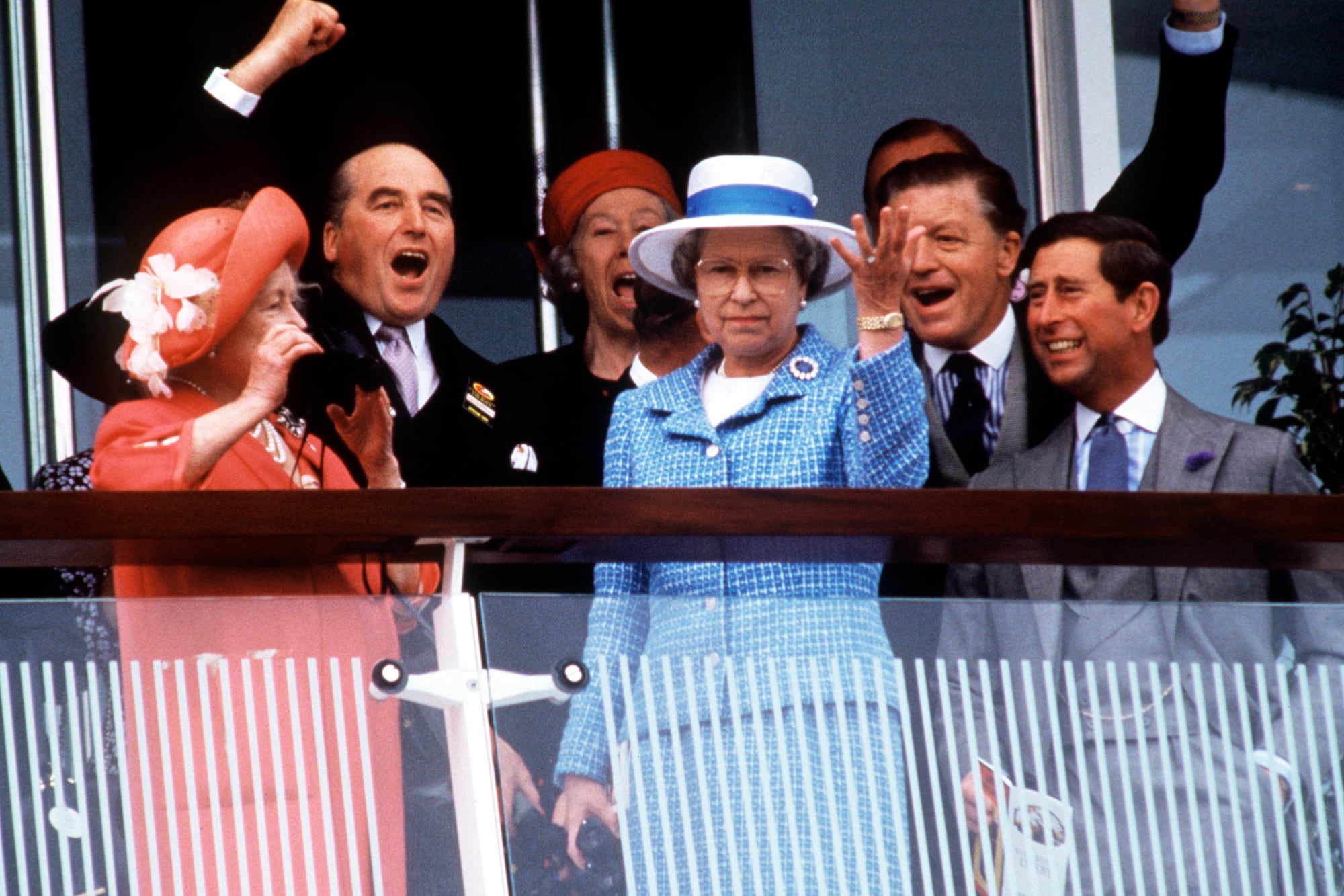 La Reina Madre, el príncipe Carlos e Isabel II en el Derby. Con ellos están el gerente de carreras de la Reina, Lord Porchester, a la izquierda con traje oscuro, y Sir Michael Oswald, director de carreras de la Reina Madre. Era junio de 1993.