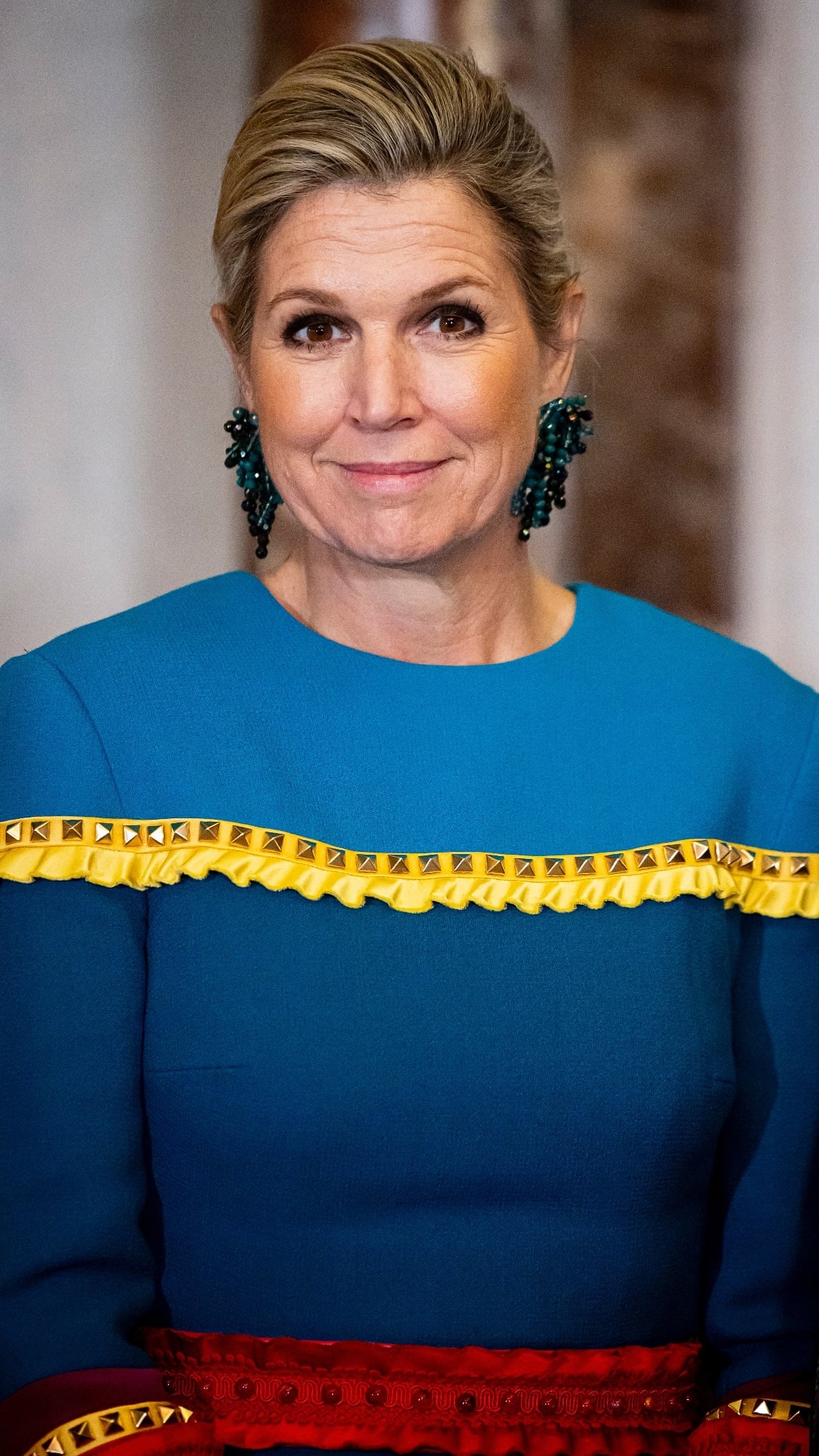 Para la entrega de premios en el Palacio Real, Máxima Zorreguieta lució un colorido vestido azul con flecos, piedras y puntillas (Foto: Instagram @patrickvkatwijk)