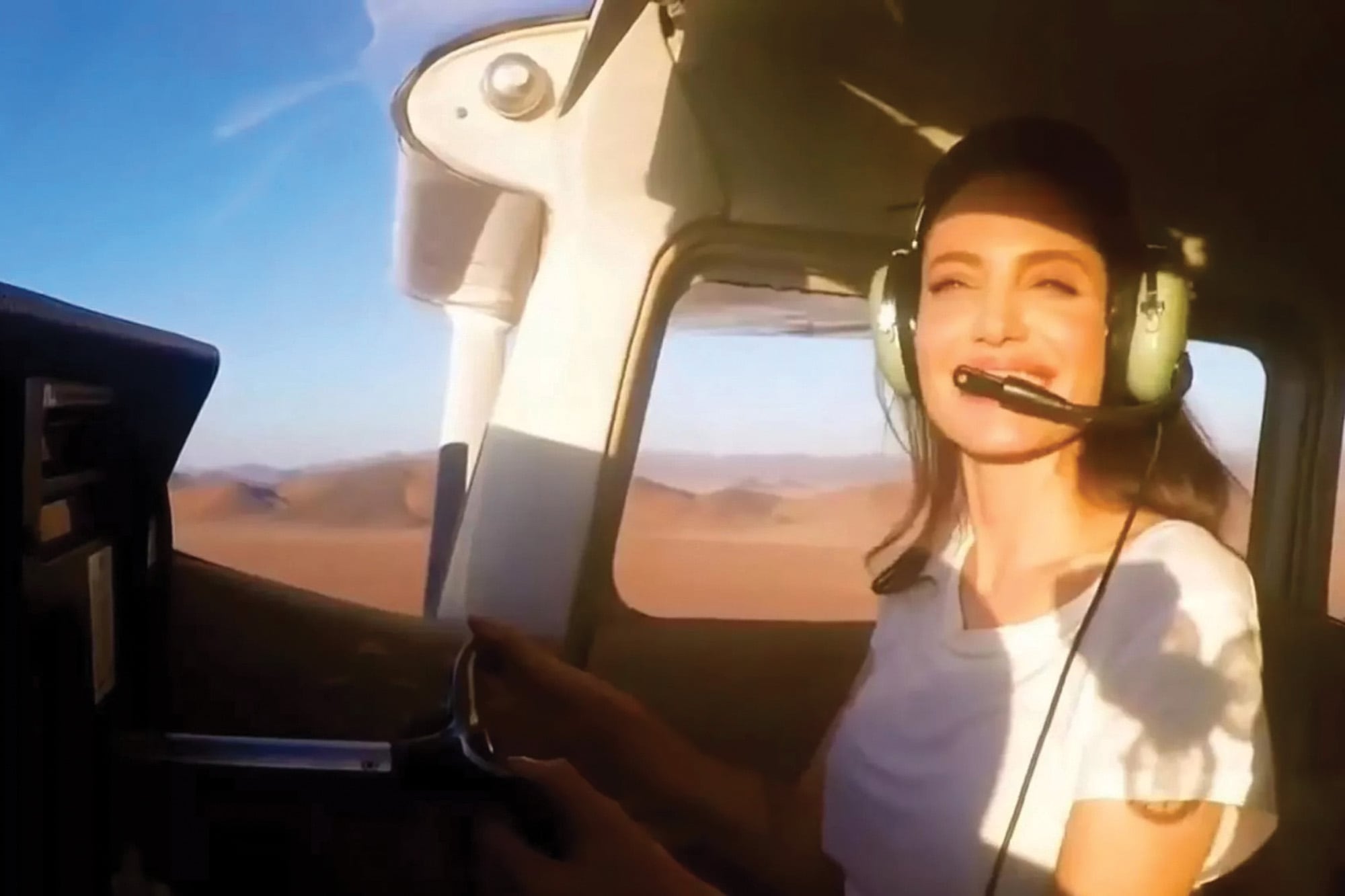 Volar, la segunda pasión de Angelina Jolie.  