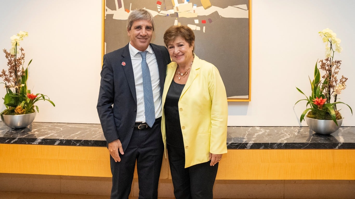 La titular del FMI, Kristalina Georgieva y el ministro de Economía, Luis Caputo. (Foto: X / @KGeorgieva)