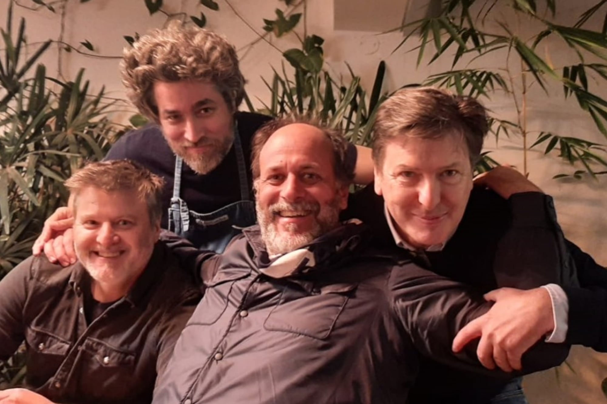 Luca Guadagnino con Gastón y Andrés Duprat y Mariano Cohn en la ciudad de Buenos Aires