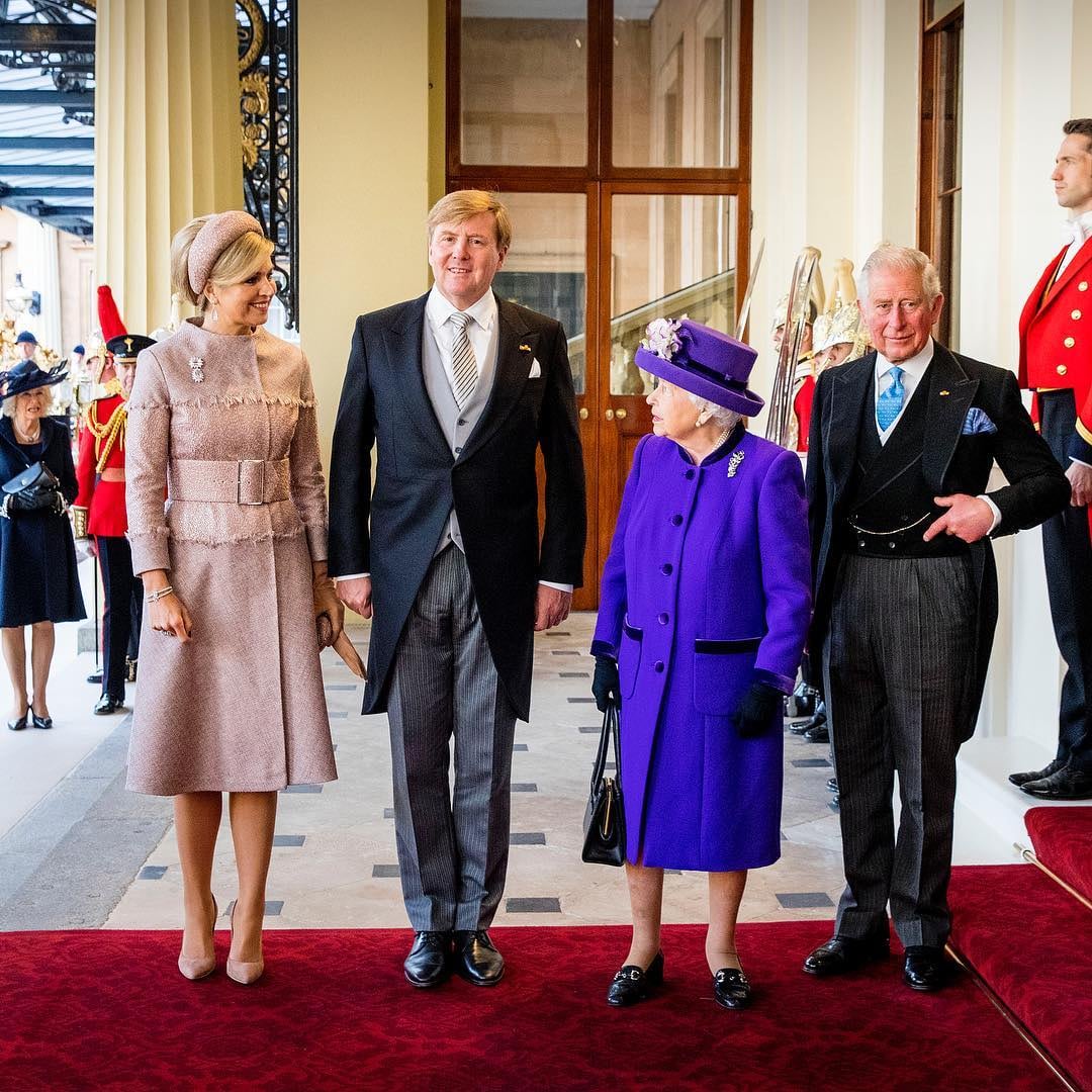 La reina usó el mismo outfit el 23 de octubre de 2018 durante una visita de estado a Londres (Foto: Instagram @koninklijkhuis)