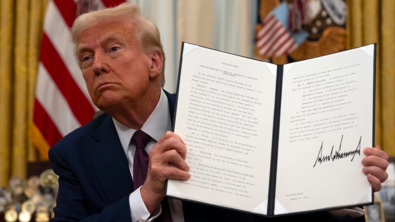 Trump firma órdenes ejecutivas sobre inteligencia artificial, criptomonedas y emite nuevos indultos