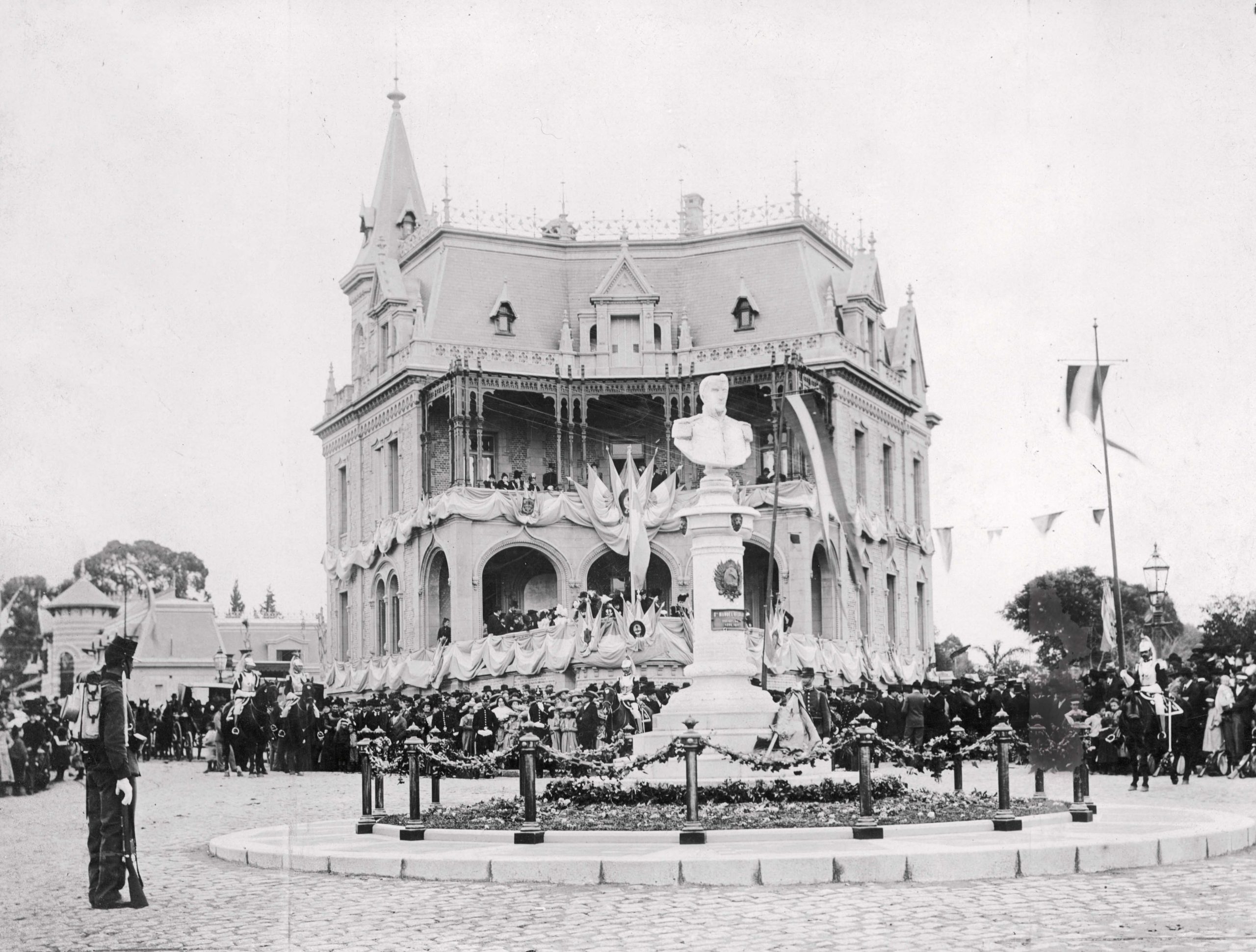 El busto que Antonio Santa María encargó al escultor italiano Luigi Fontana fue inaugurado el 28 de mayo de 1899.