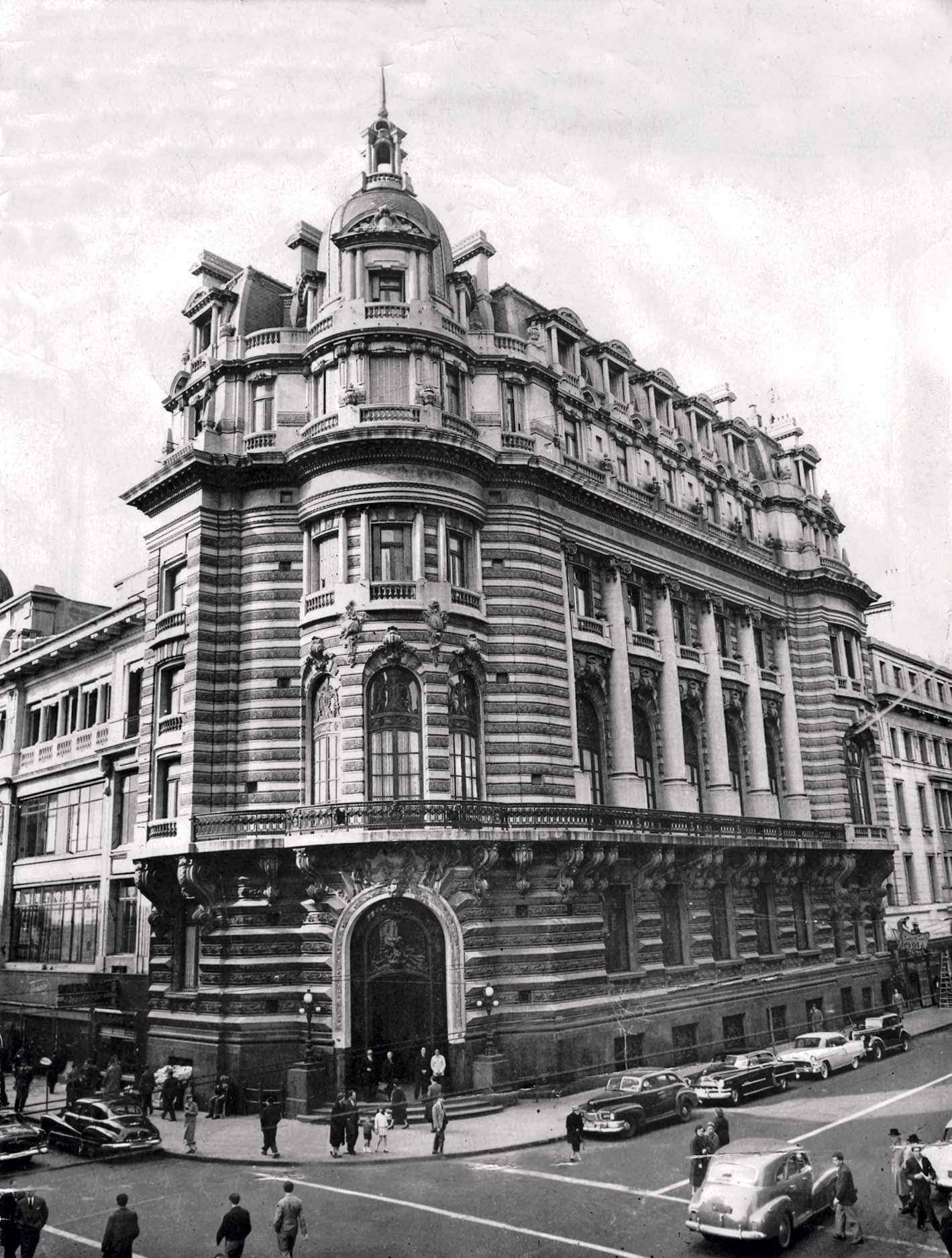 El imponente edificio del Centro Naval. 1957.