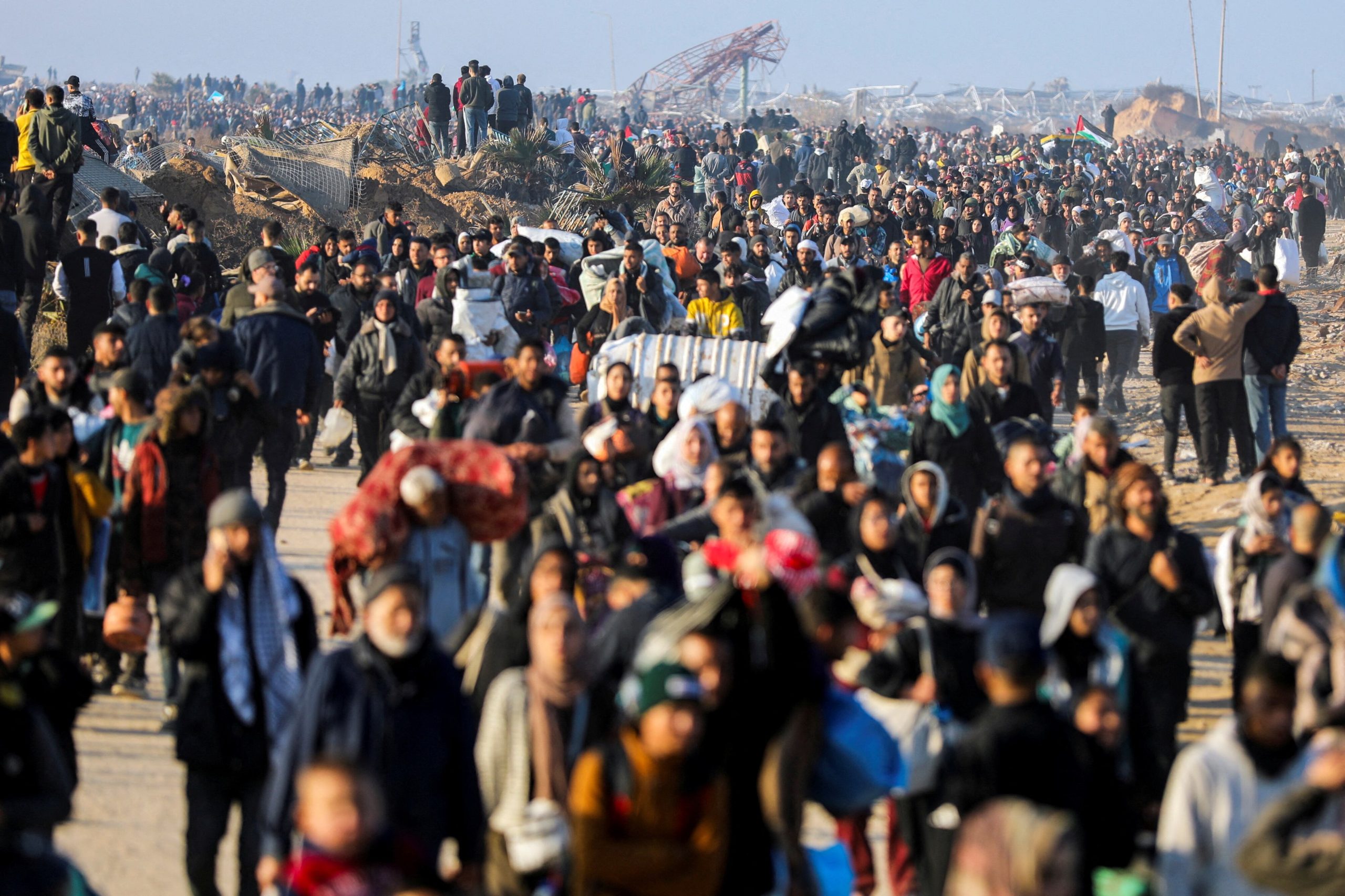 Miles de palestinos regresan al norte de Gaza a pie tras la apertura de corredores habilitados por Israel. (Foto: REUTERS/Dawoud Abu Alkas).