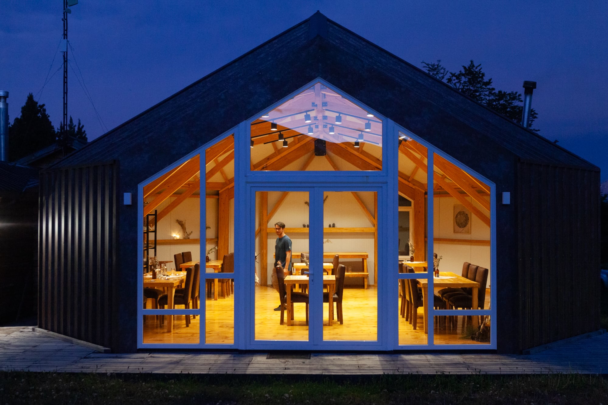 El lodge central es un espacio bien diseñado, donde se sirven los desayunos, los almuerzos y cenas.