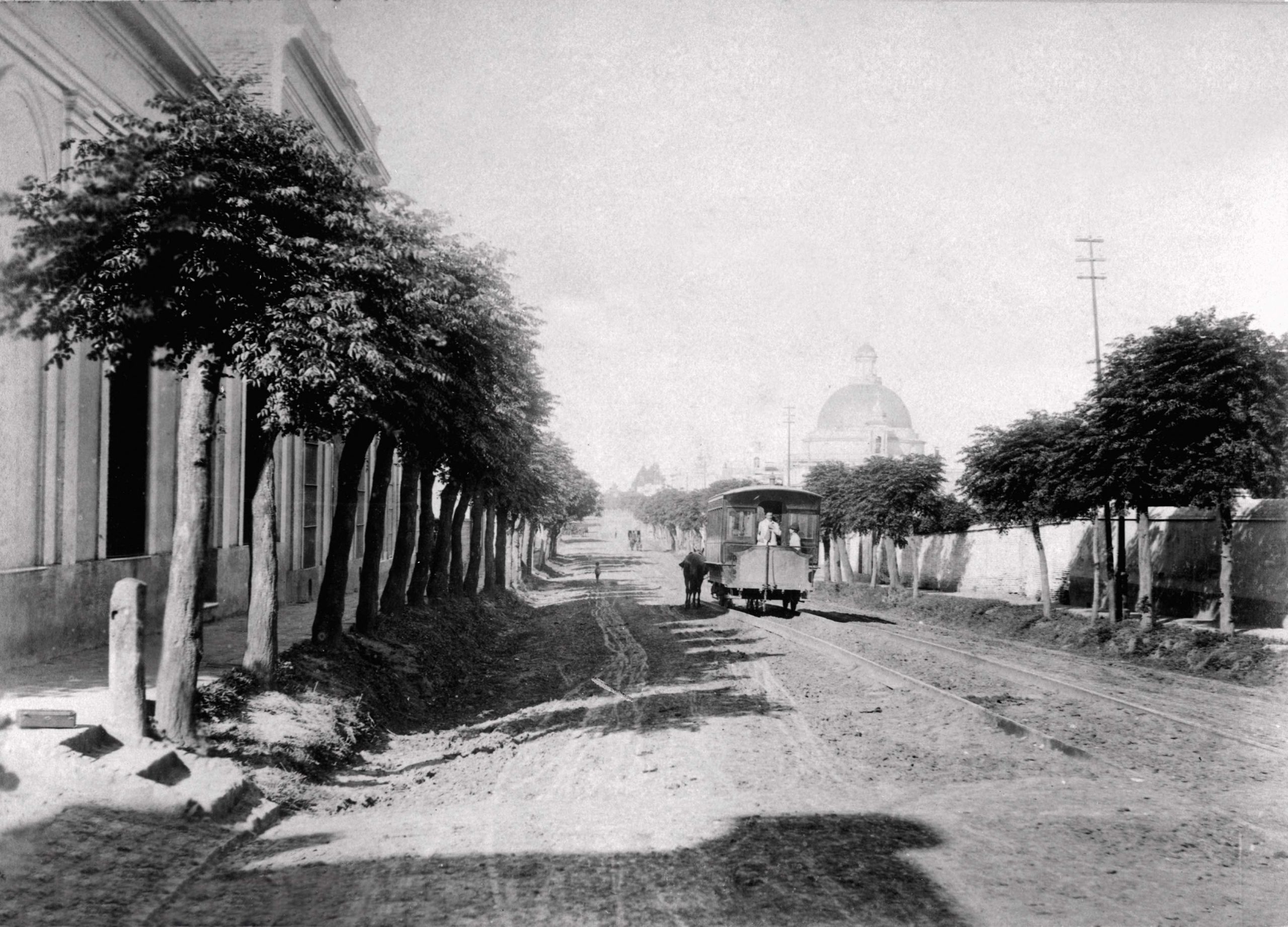 La avenida Juramento (por entonces Lavalle) y la iglesia Redonda, con un tramway a caballo, ca. 1895.