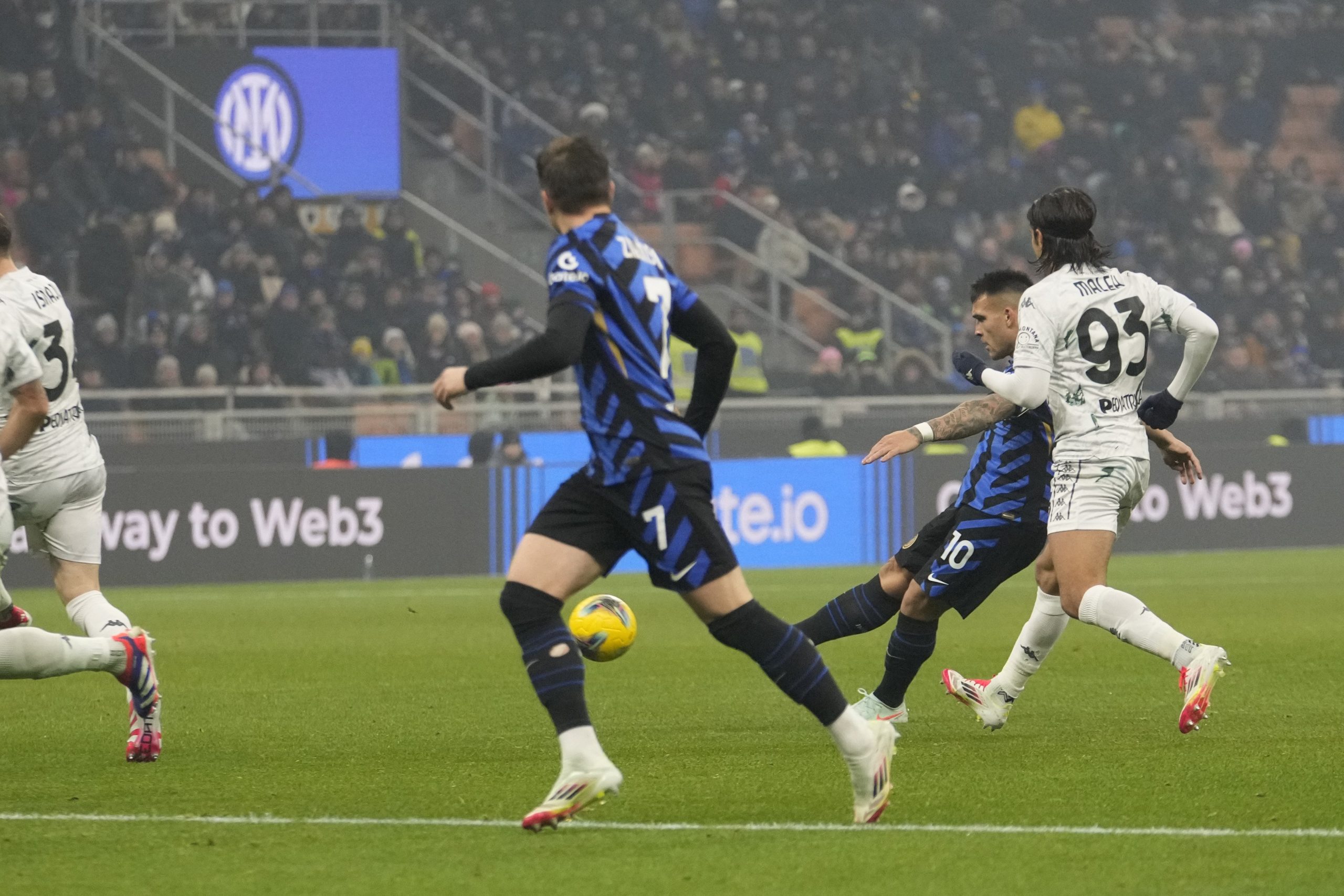 Lautaro Martinez saca el derechazo desde afuera del área que se convertirá en el 1-0 de Inter ante Empoli