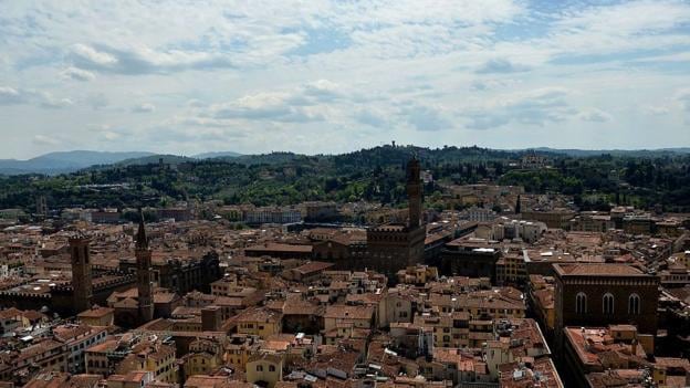 Florencia era una ciudad única en la geografía italiana, donde la forma de gobierno republicana, que la sitúa como uno de los primeros Estados modernos del mundo, alternaba con la tiranía de los Médici