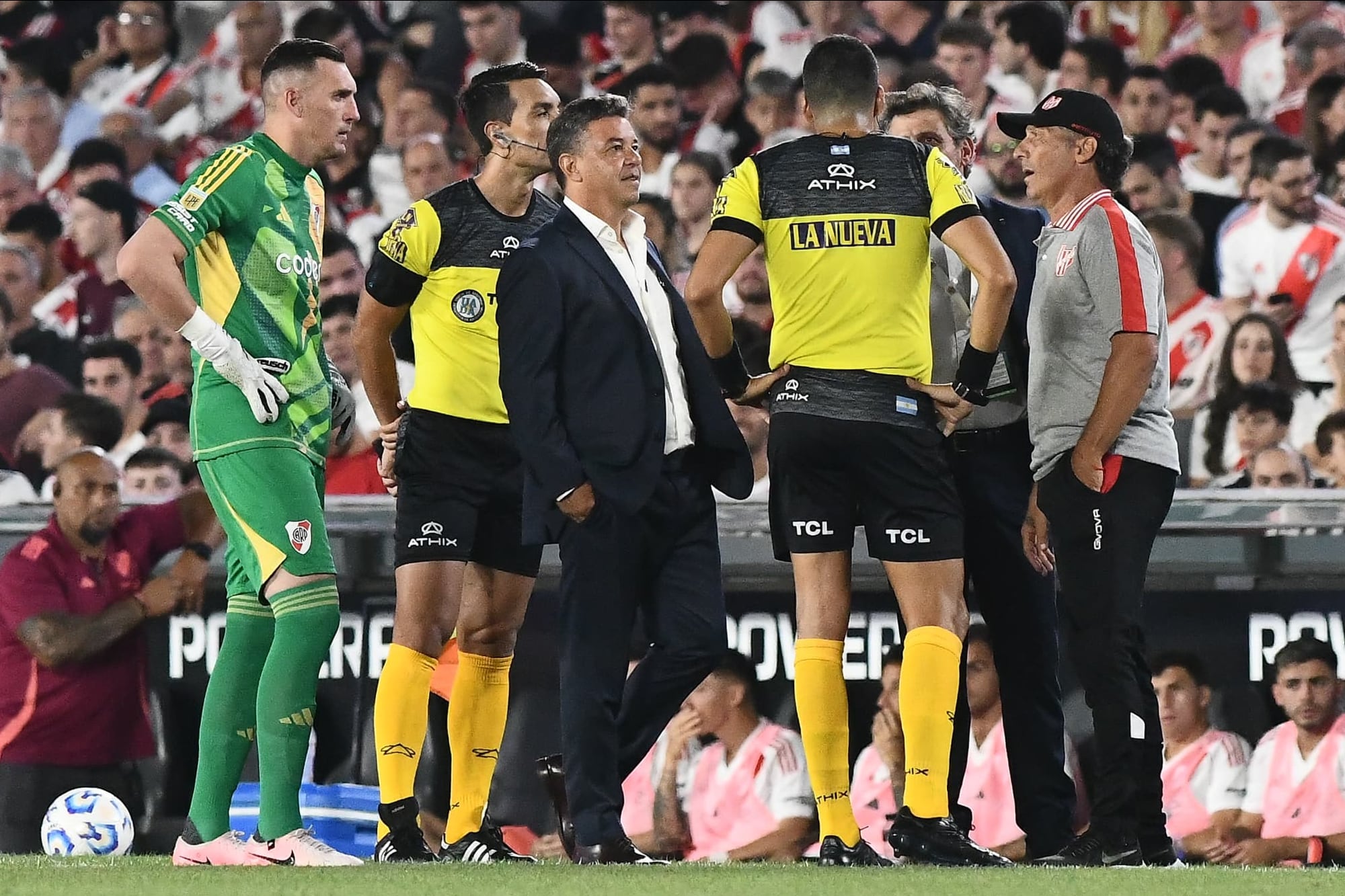 Los entrenadores y capitanes, reunidos con el árbitro