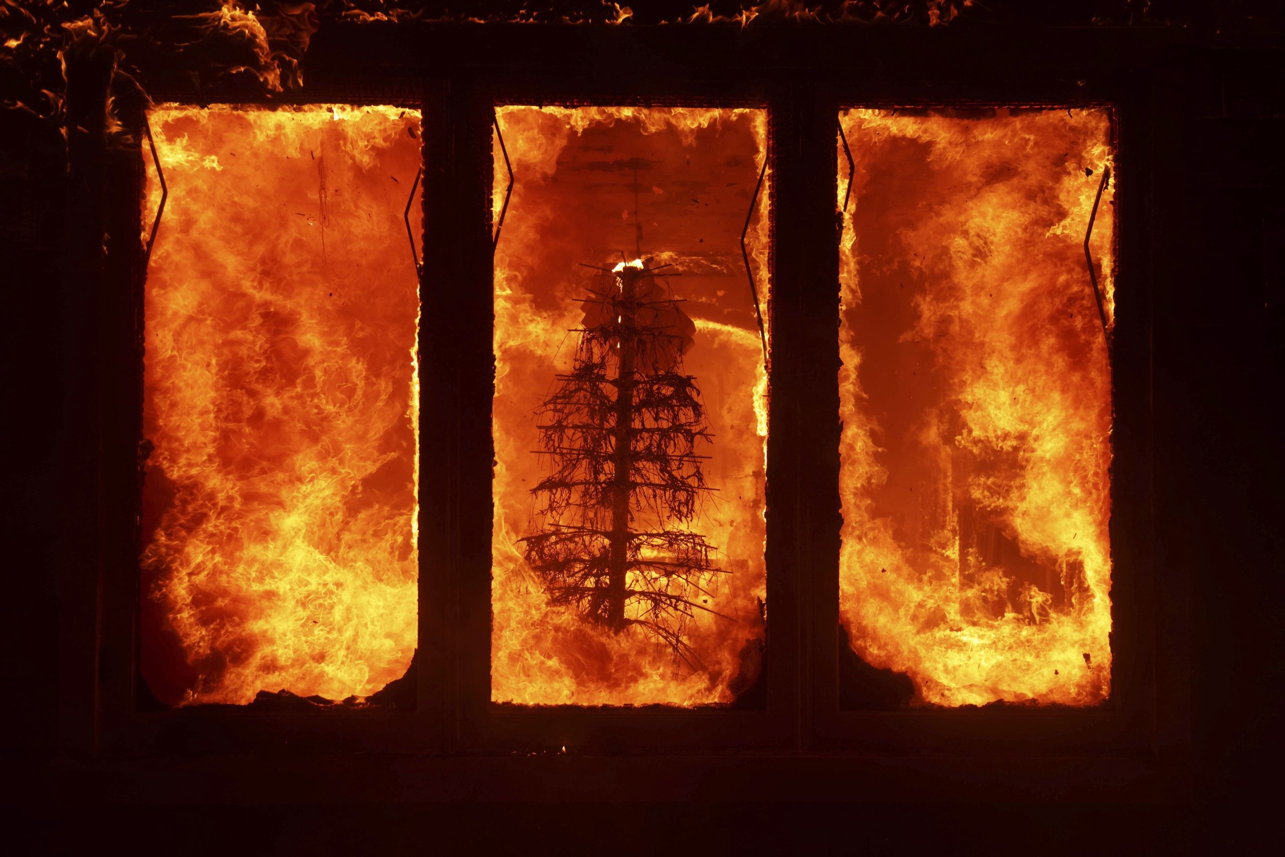 El incendio de Palisades quema un árbol de Navidad en el interior de una residencia en el barrio de Pacific Palisades de Los Ángeles