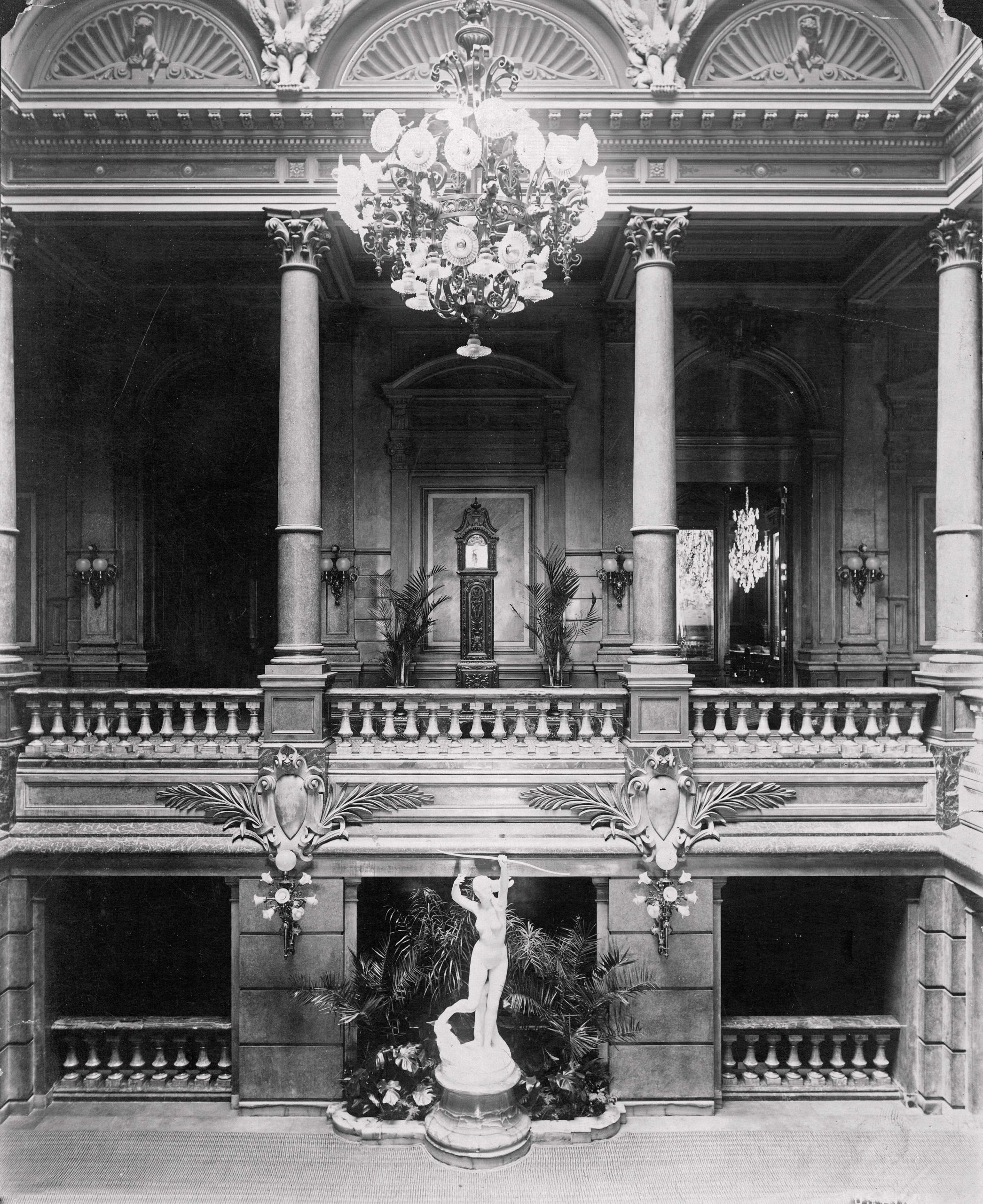 El elegante interior del Jockey Club y la escultura de la Diana de Falguière.