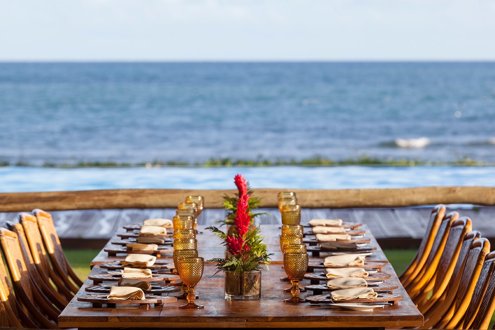 Comer con vista al mar en uno de los espacios gourmet del Tivoli Ecoresort Praia do Forte